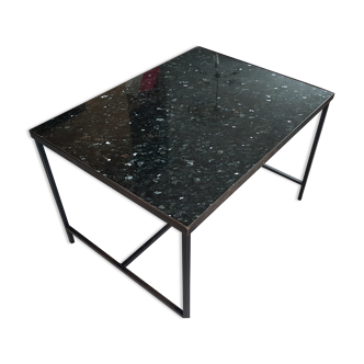 Table basse avec plateau en granite argenté et piétement en acier soudé.