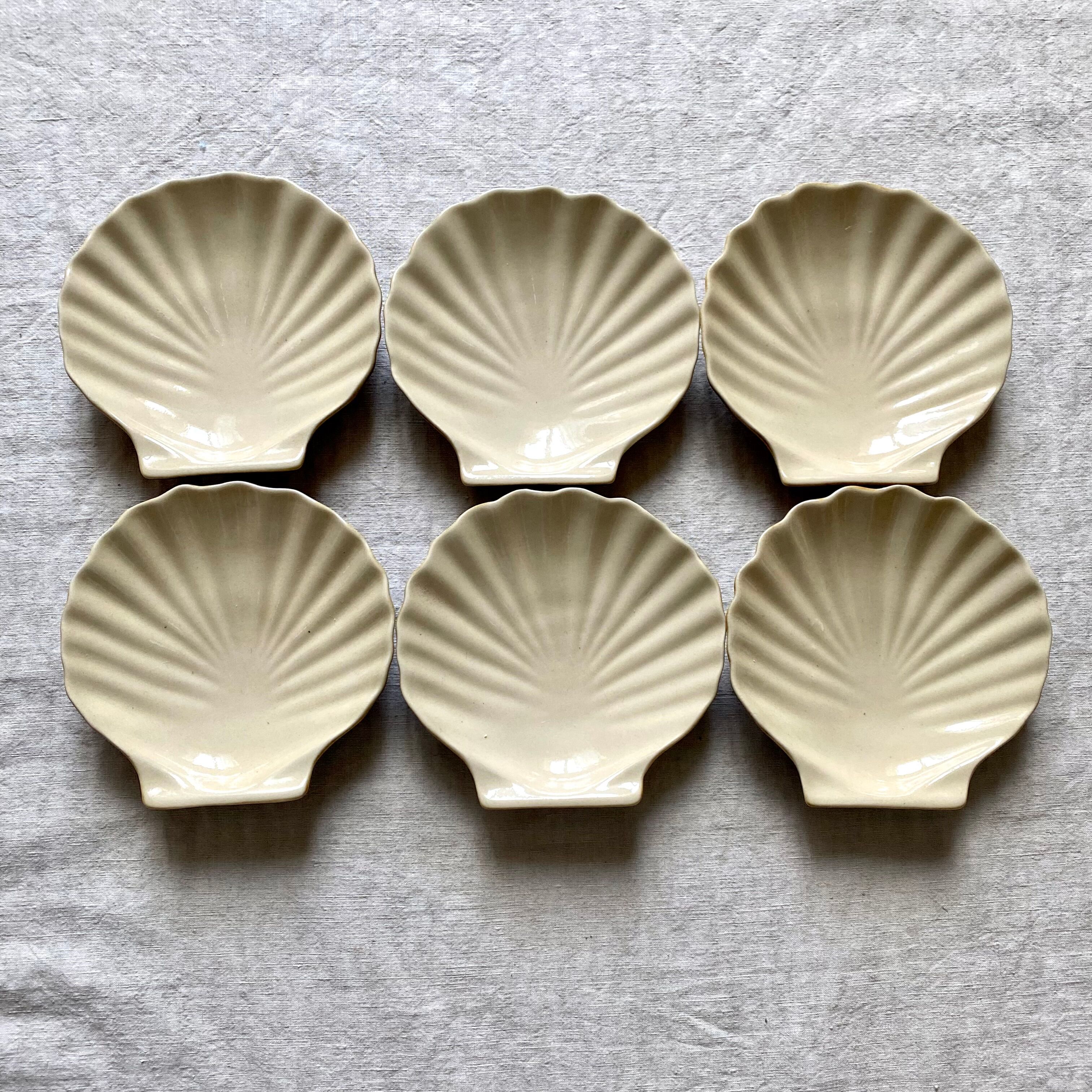 Beige and caramel ceramic scallops