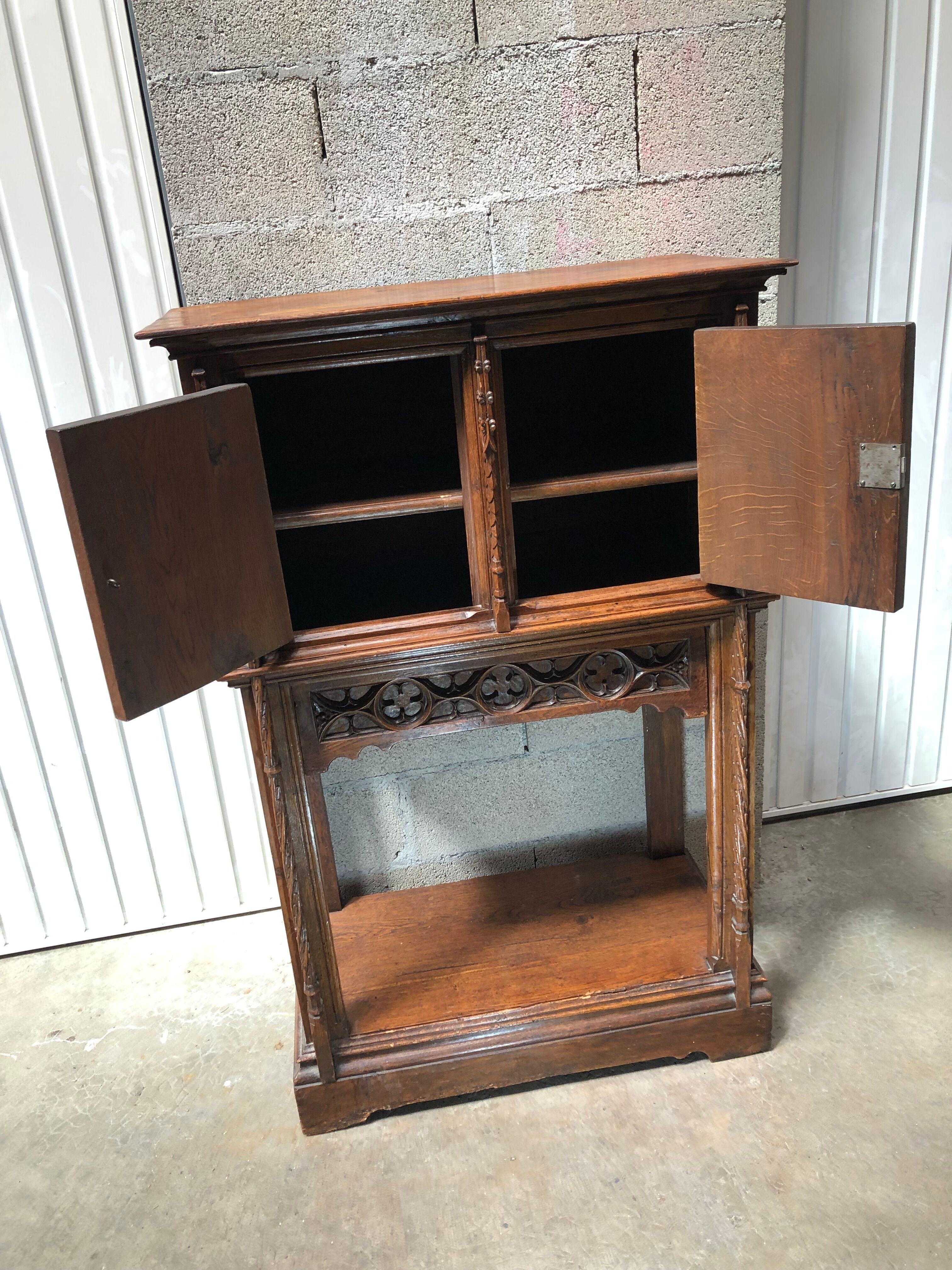 Gothic style oak service