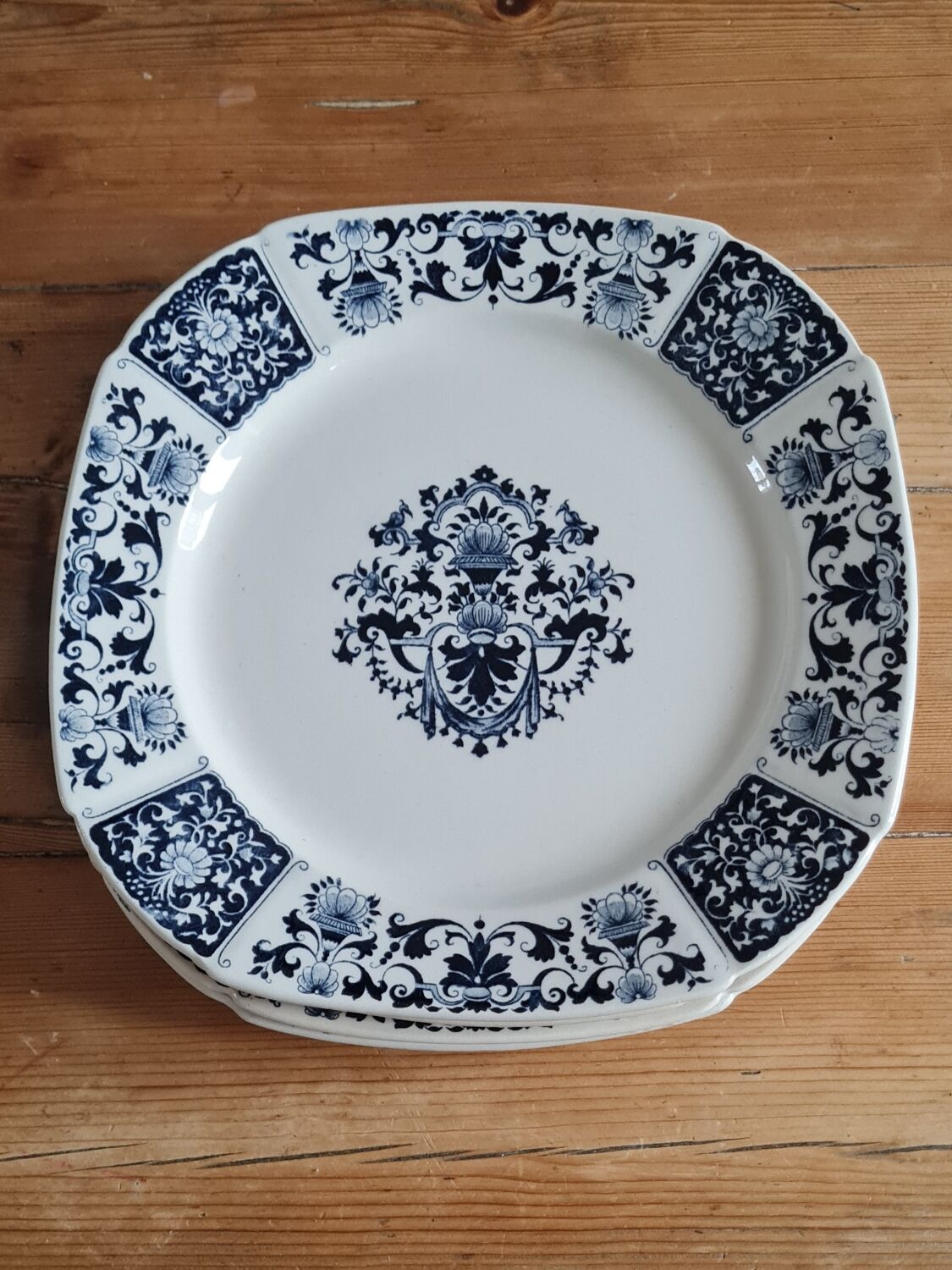 Service of 6 plates in iron earth
