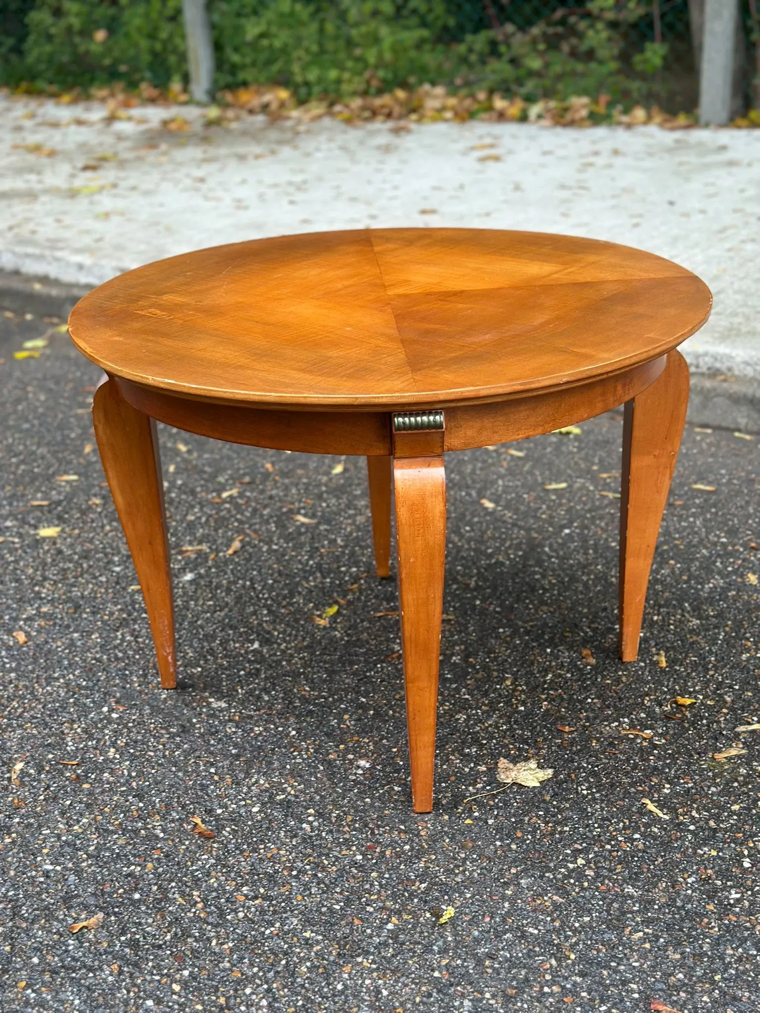 Vintage round coffee table Art Deco style — Light wood & saber legs 1940
