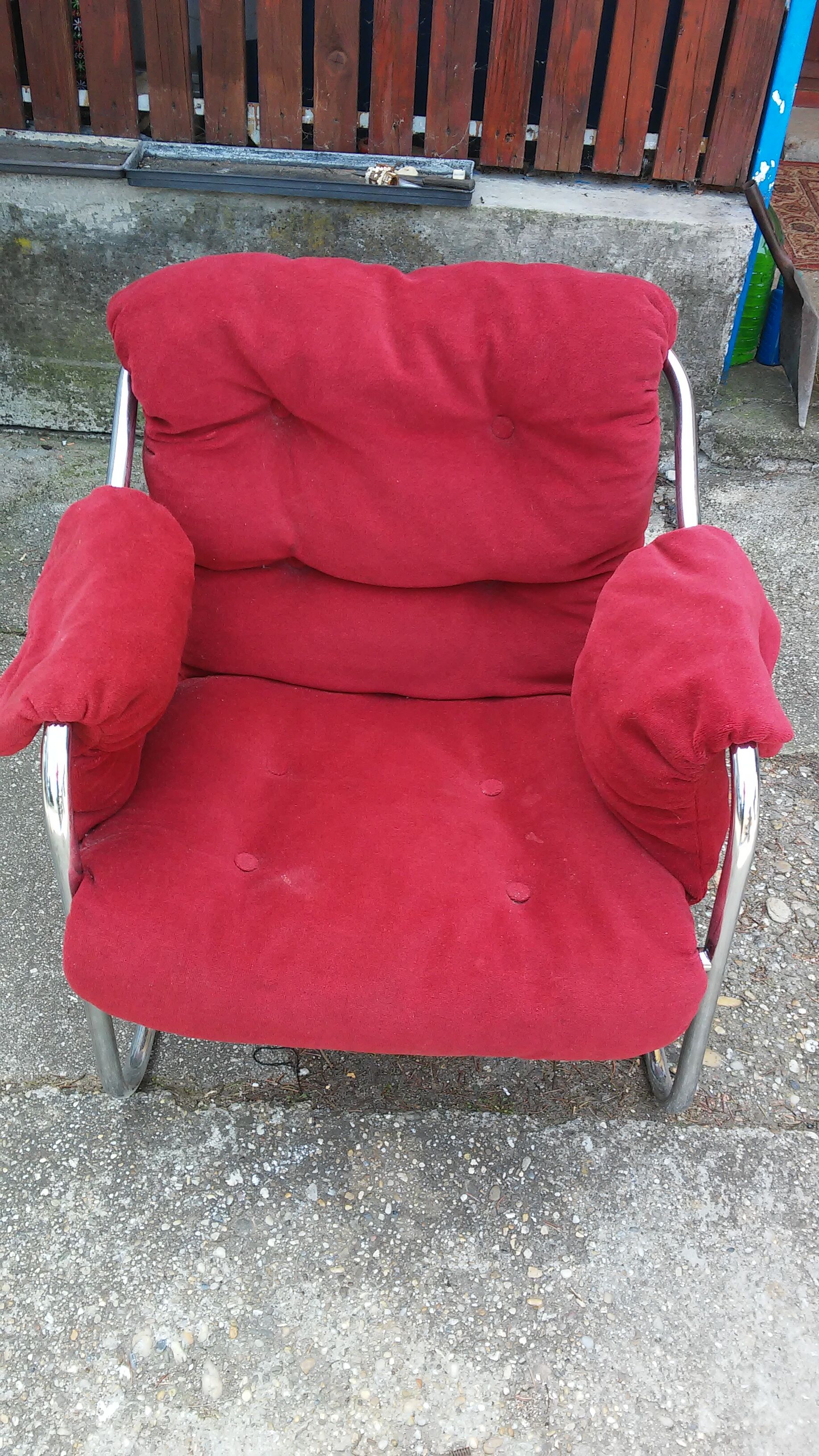 Fauteuil en tissu rouge avec pieds chromés