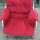 Fauteuil en tissu rouge avec pieds chromés