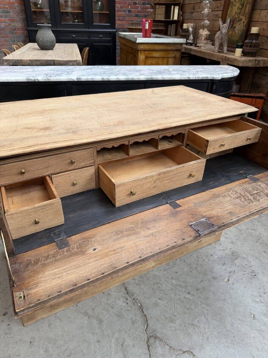 Oak chest of drawers from the early 20th century.