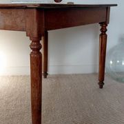 Table / Vintage cherry wood desk with turned legs – Natural patina