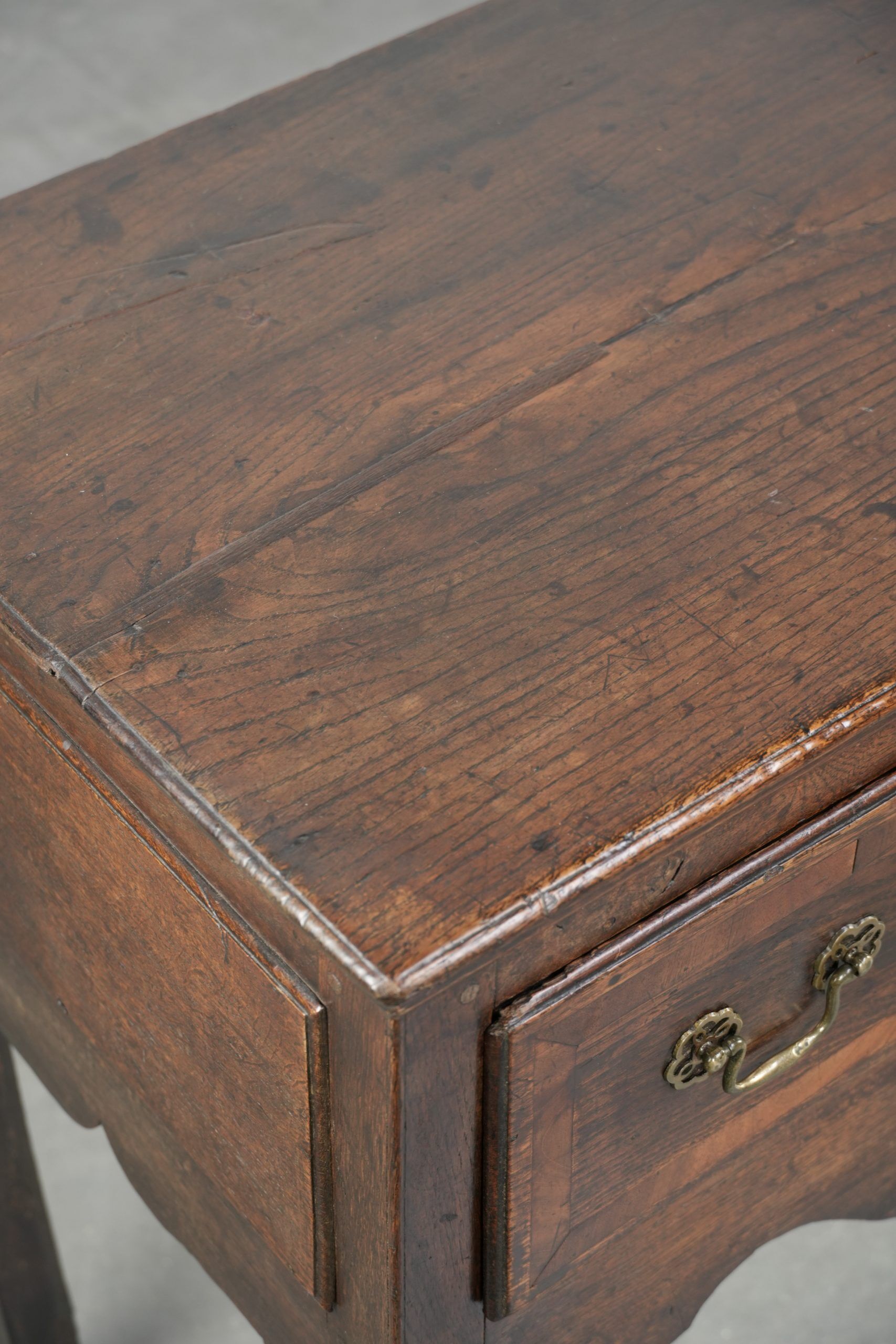 Large antique English oak sideboard from the 18th century with elegant legs