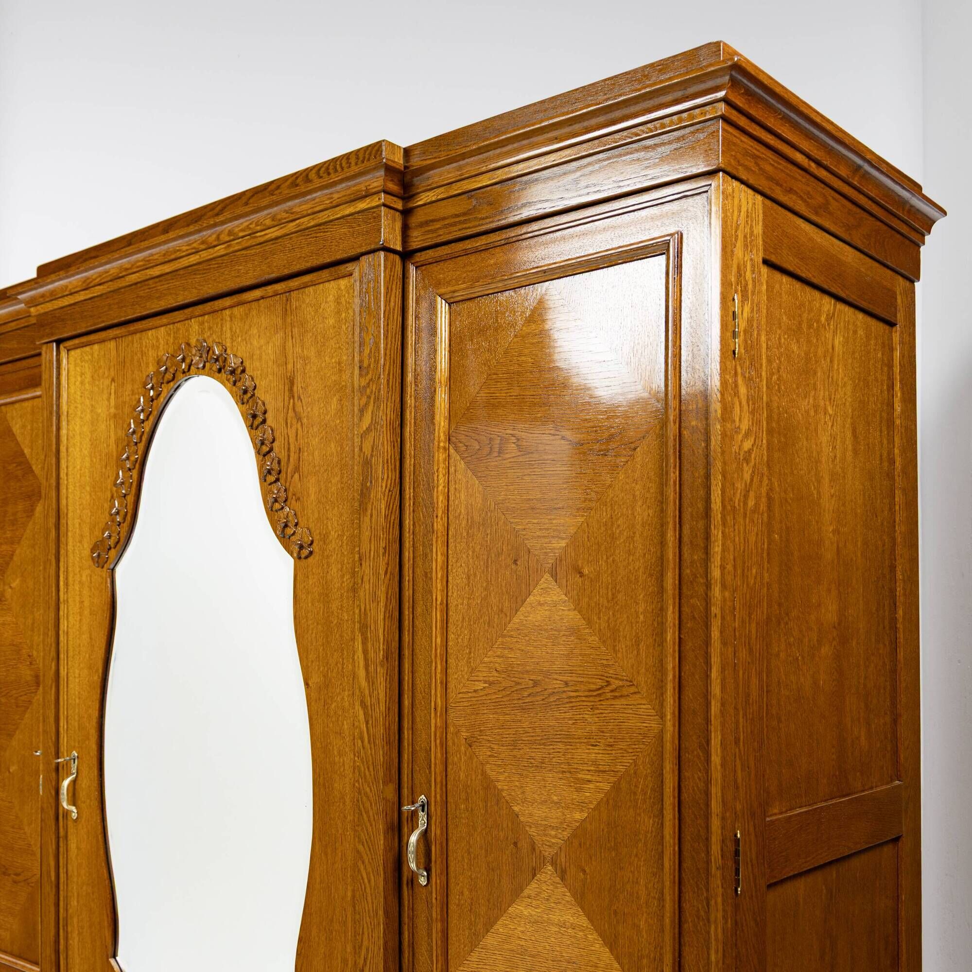 Grande armoire trois portes en chêne - Interguerre 1920-1939