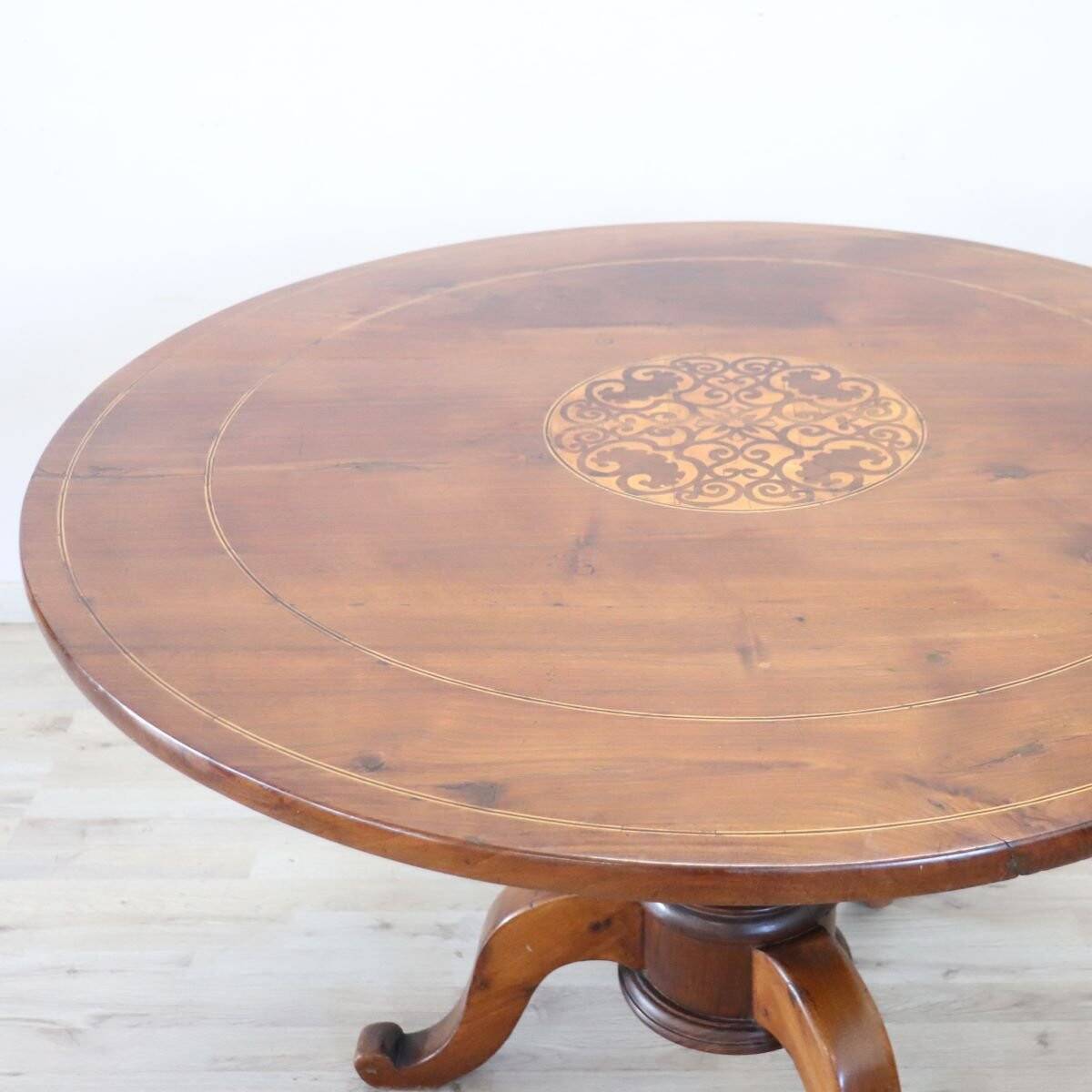 Antique Til Top Table In Walnut Inlaid, Italy Mid 19th Century