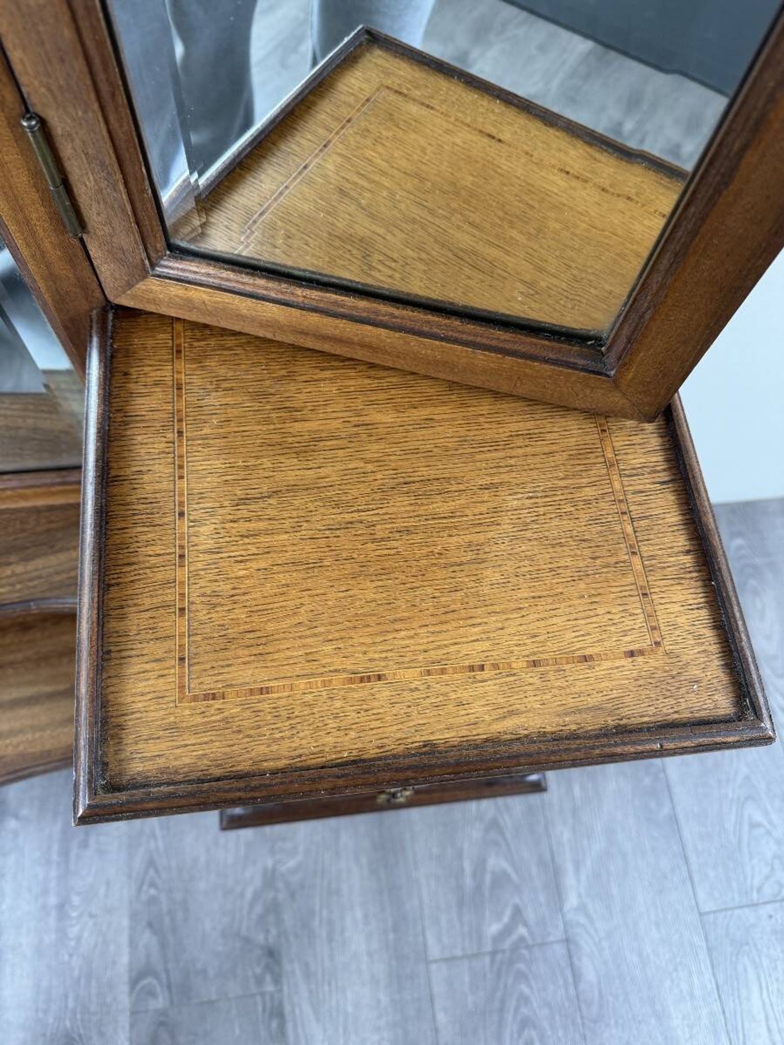 Coiffeuse avec miroir triptyque de style Louis XVI, XXe siècle