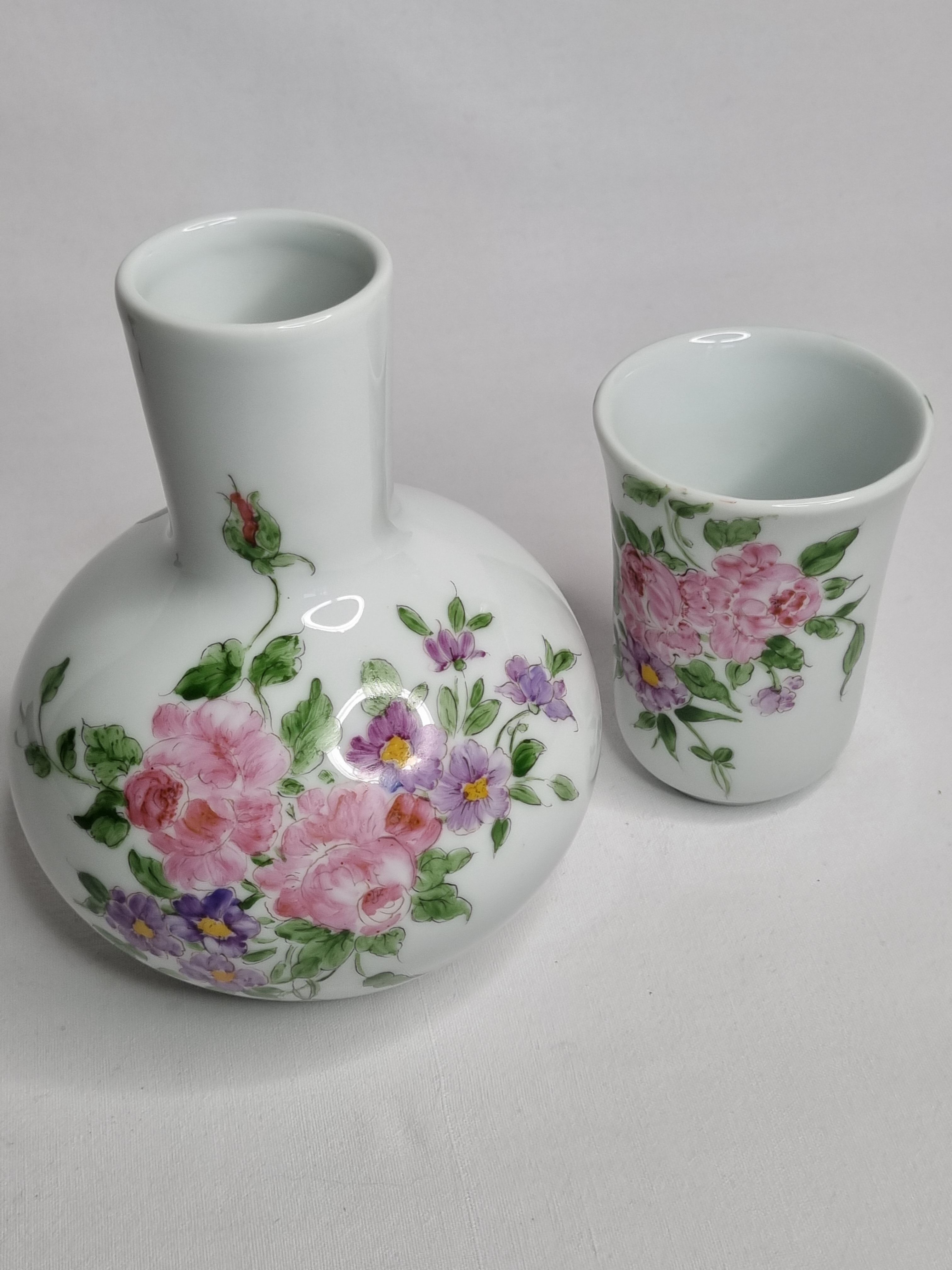 Ensemble pichet et gobelet en porcelaine décorés à la main