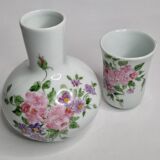 Ensemble pichet et gobelet en porcelaine décorés à la main