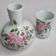 Ensemble pichet et gobelet en porcelaine décorés à la main