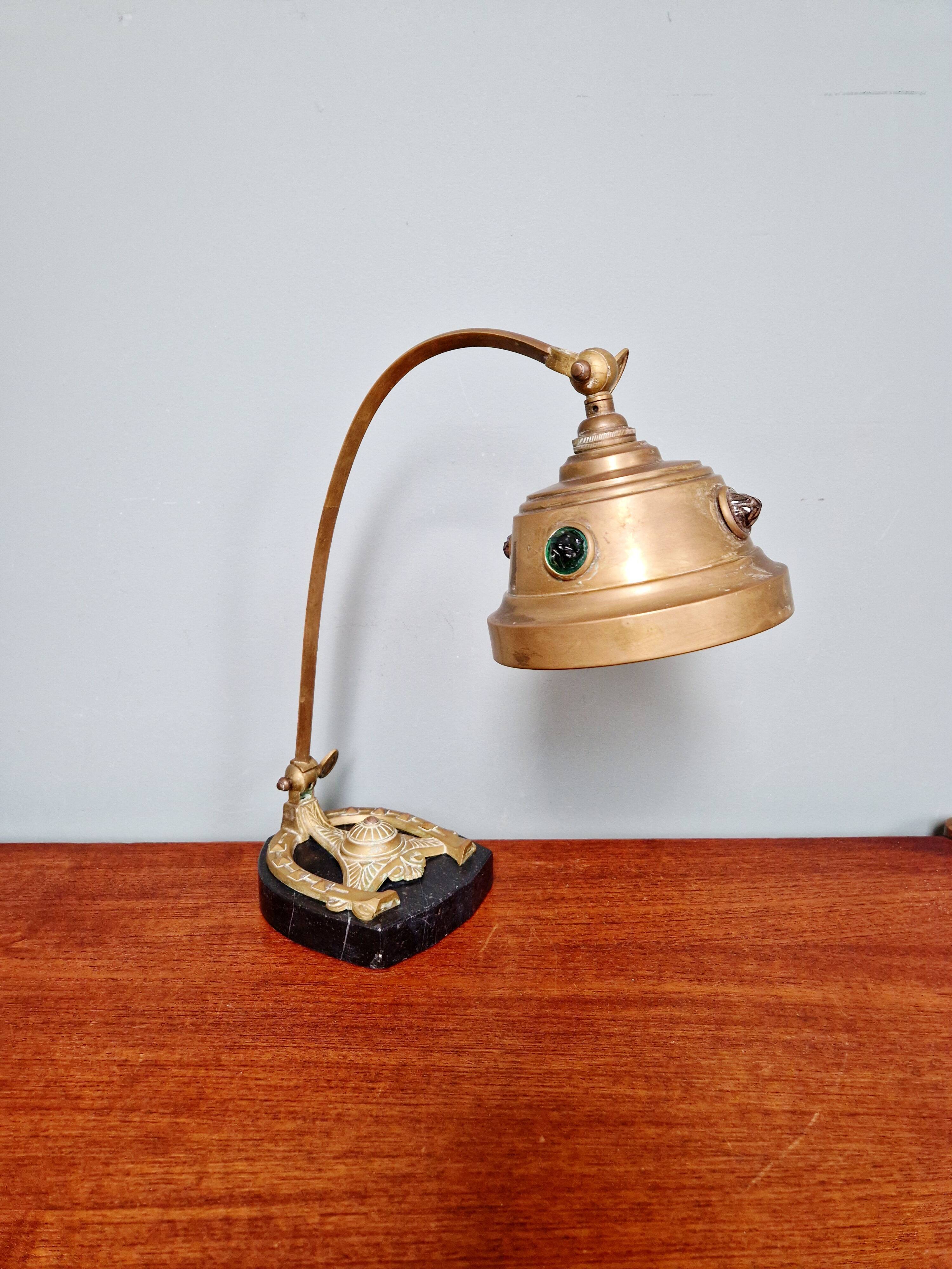 Art Nouveau desk lamp in brass on a black marble base, 1910-20.