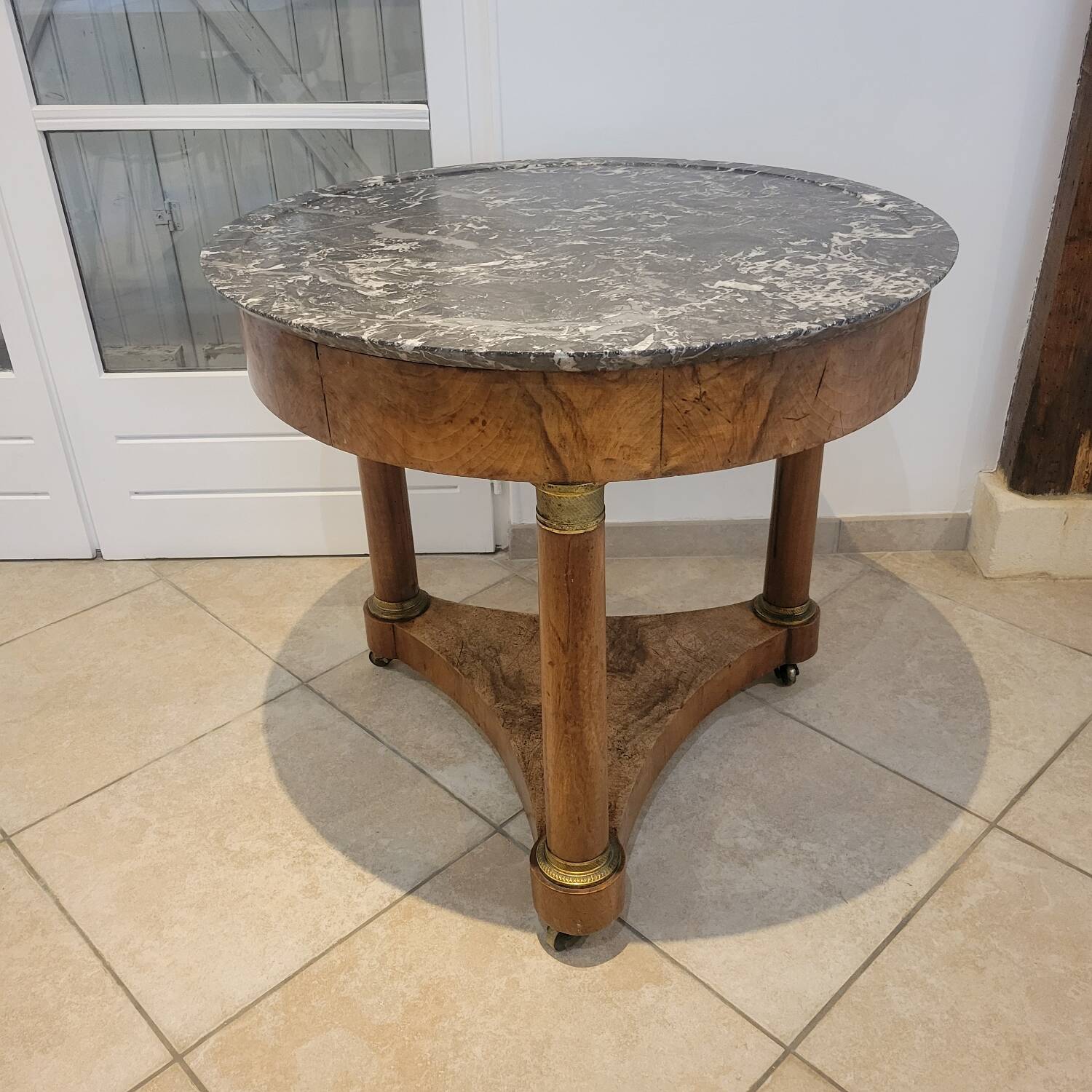 Round table / pedestal table in marble top, Empire period