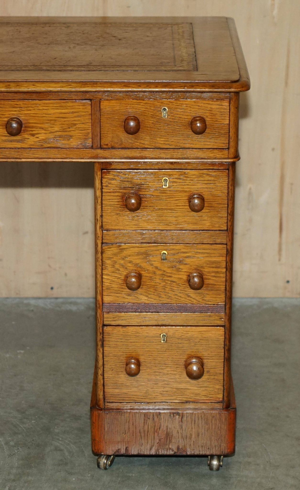 Bureau victorien en chêne miel avec cuir teint à la main