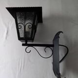 Lanterne vintage d'extérieur et sa potence en fer forgé