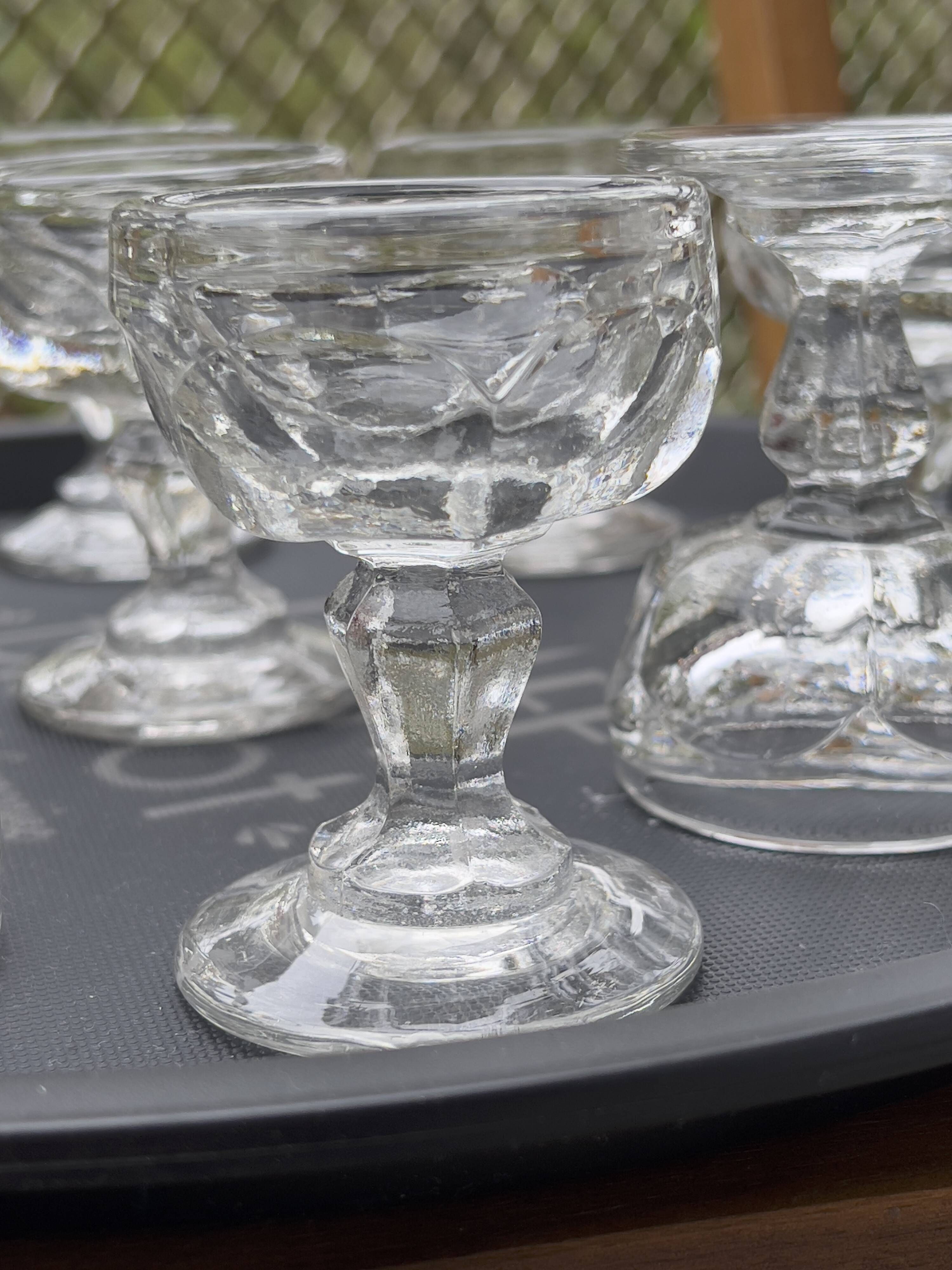 Set of 8 bistro liqueur glasses in thick glass