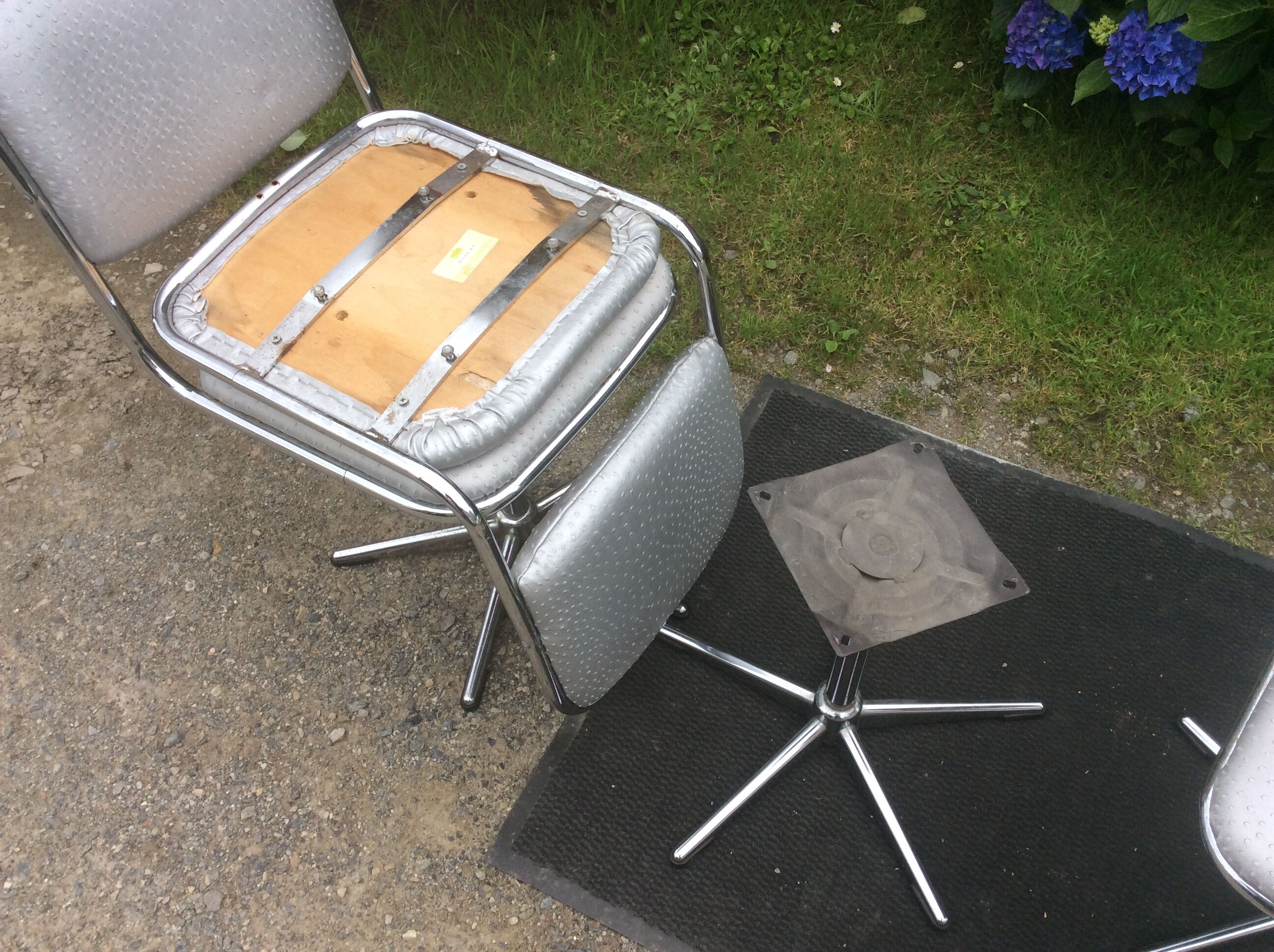 Vintage swivel chairs with chrome tubular base and silver skaï brand unic desing.