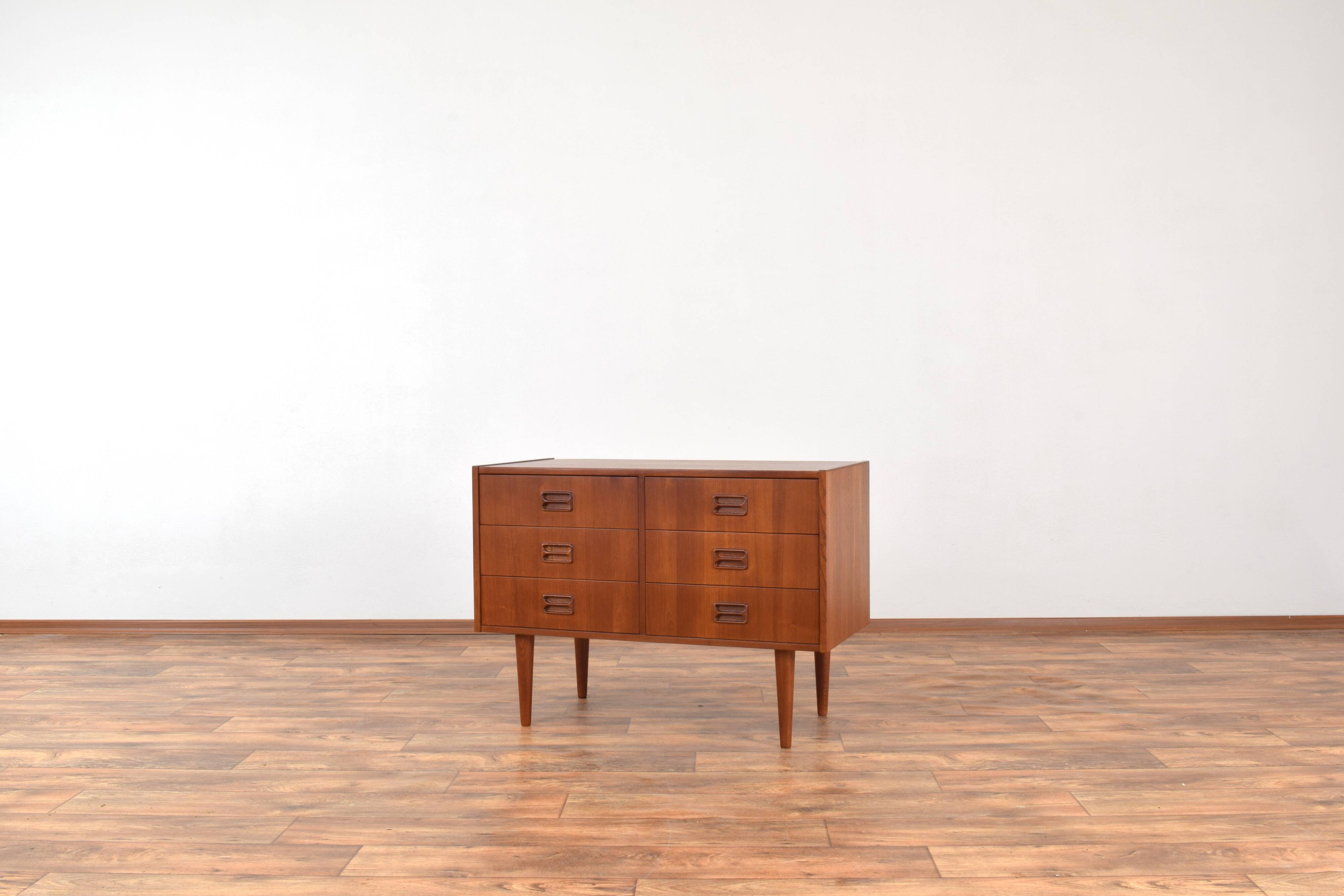 Commode à tiroirs danoise du milieu du siècle en teck, années 1960.