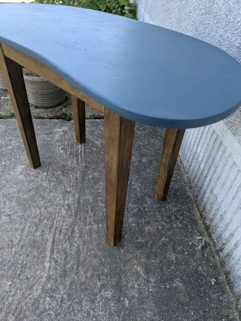 Bean-shaped coffee table