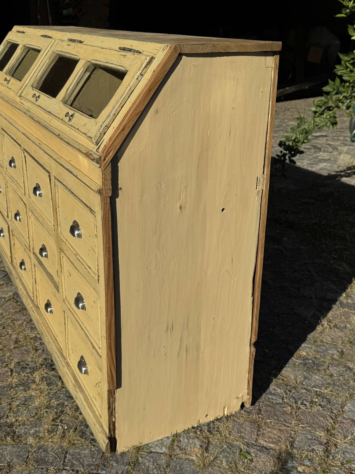 Workshop cabinet with drawers