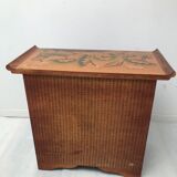Table de chevet chinoise dessus d'aile des années 60-70