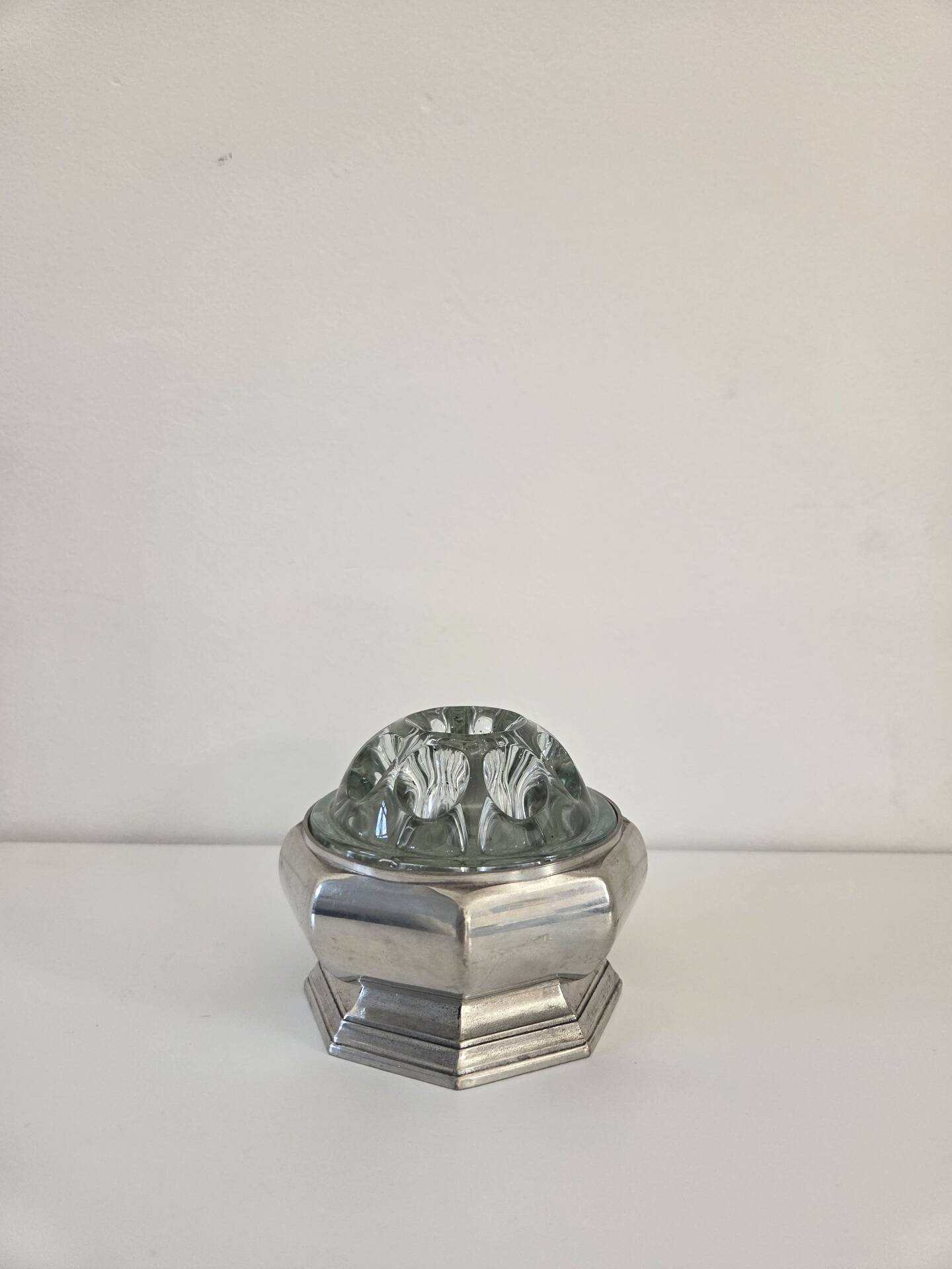 Pique fleurs en verre, socle étain