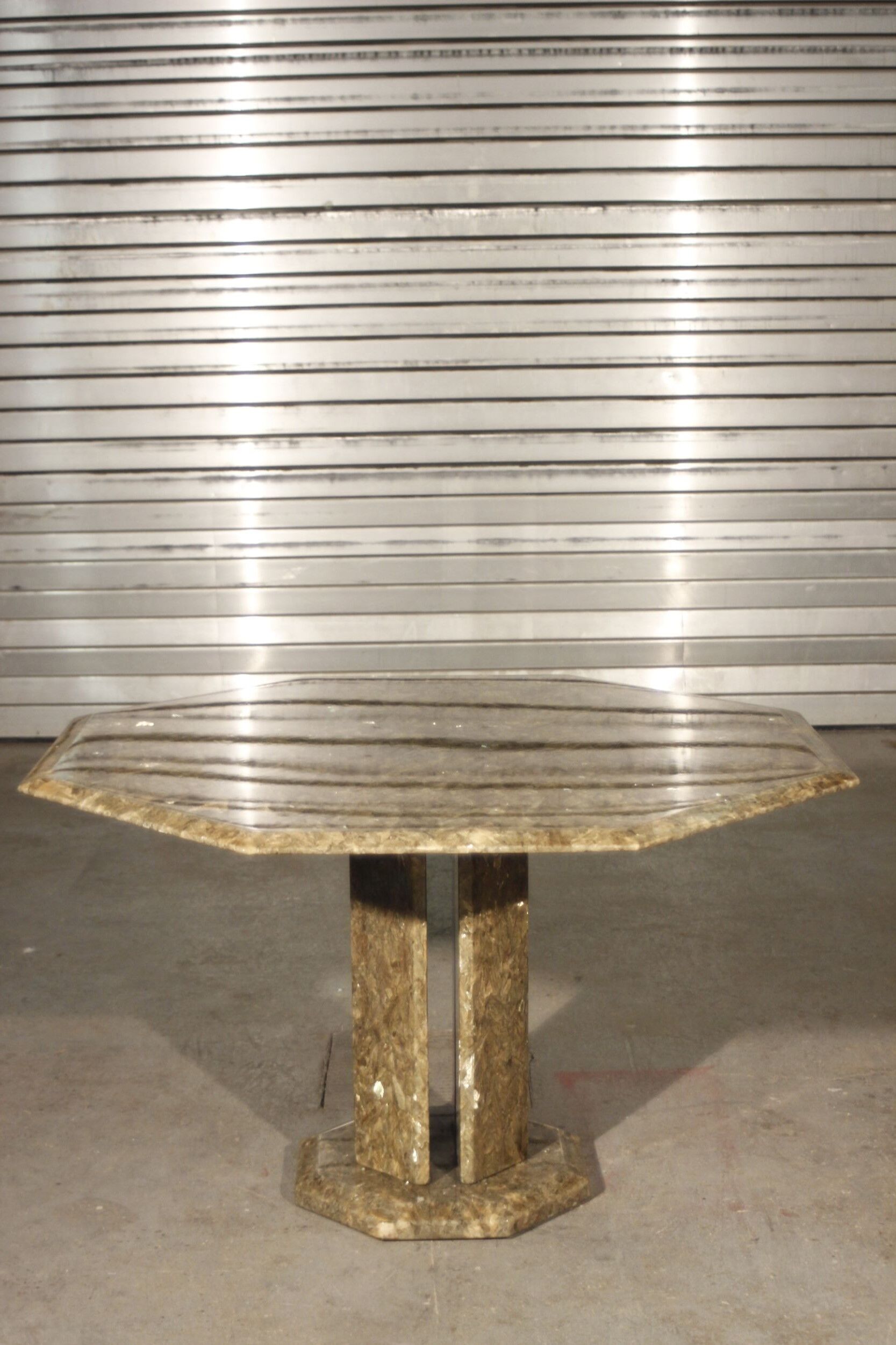 Octagonal post-modernist lounge table in marble beaded massive green quartz, Italy 1970s