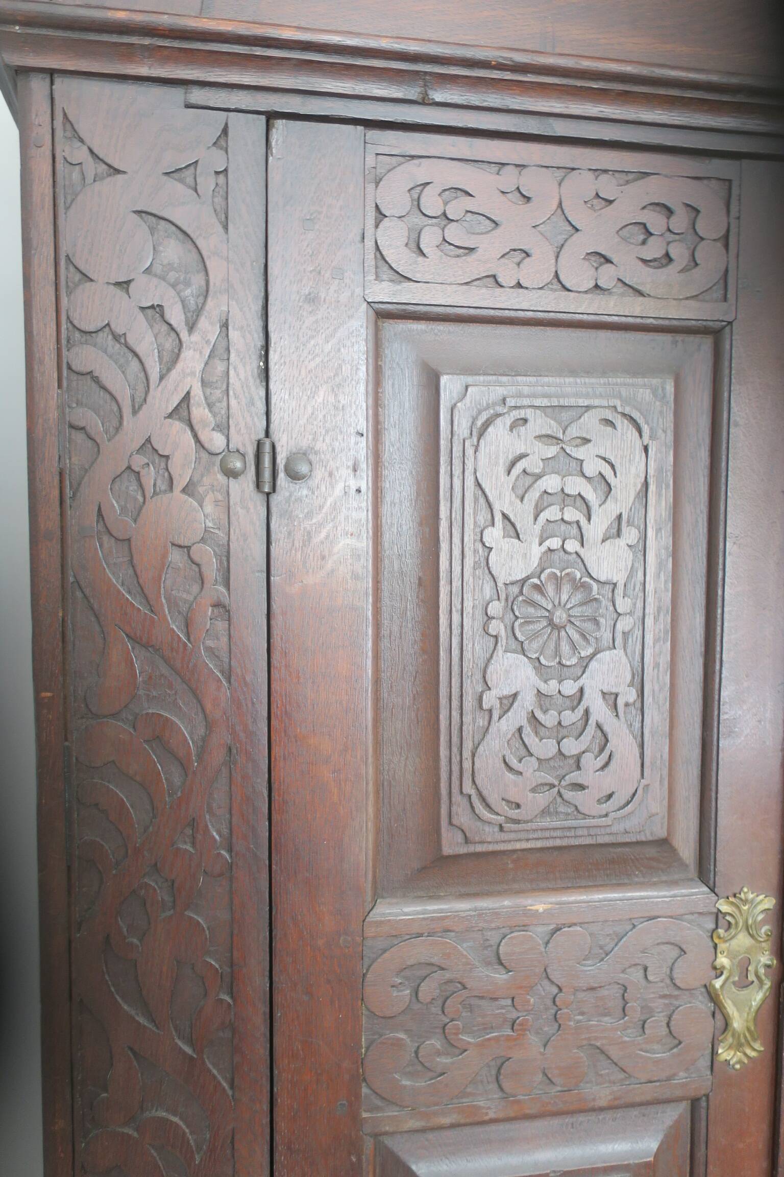 Armoire de ferme en chêne sculpté antique, 1780