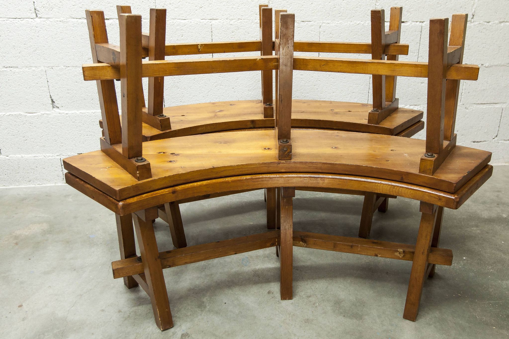 Brutalist ensemble round table 113cm and its 4 rounded stools 1960