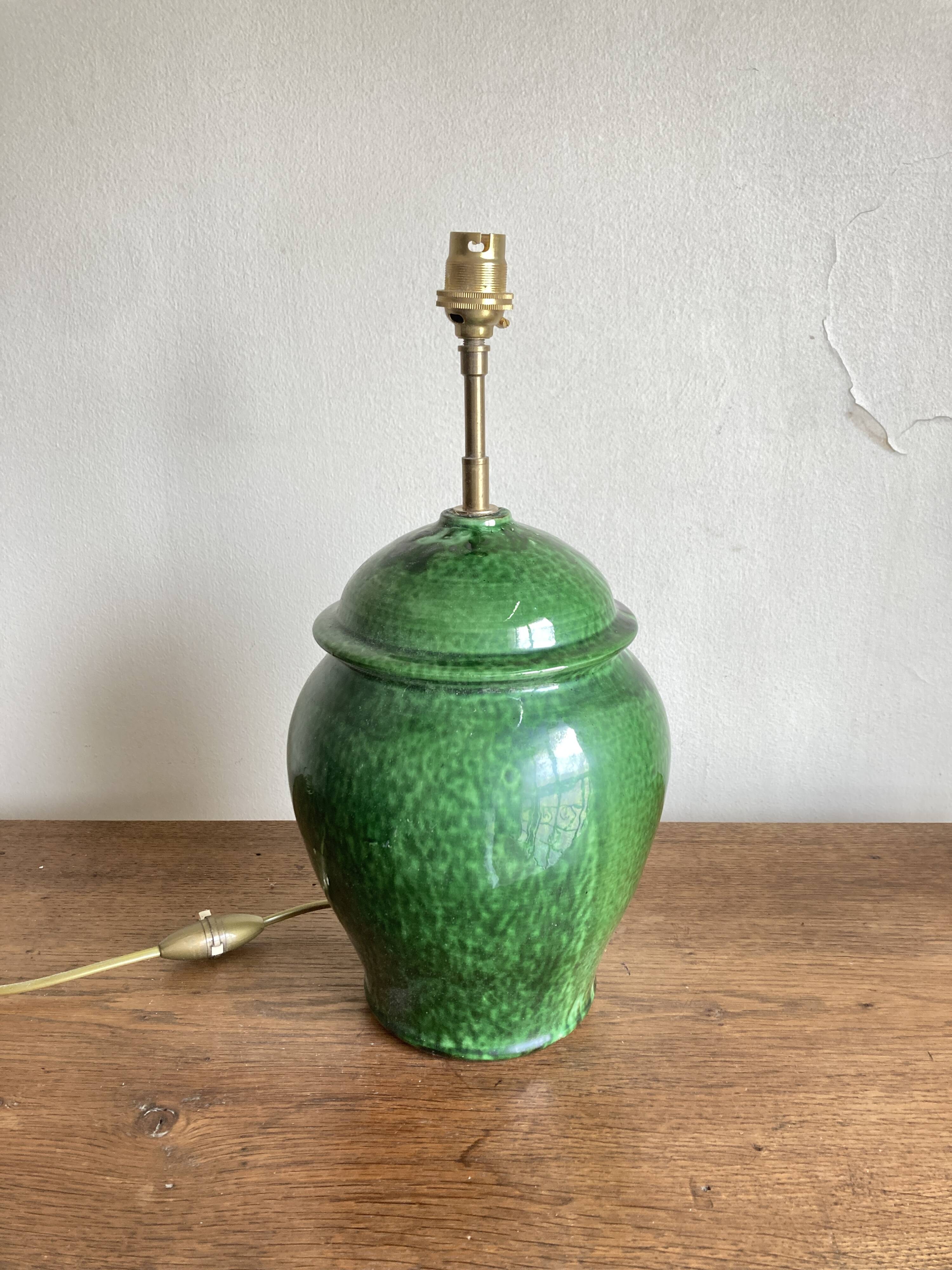 Lampe balustre en terre vernissée verte Provence 1960