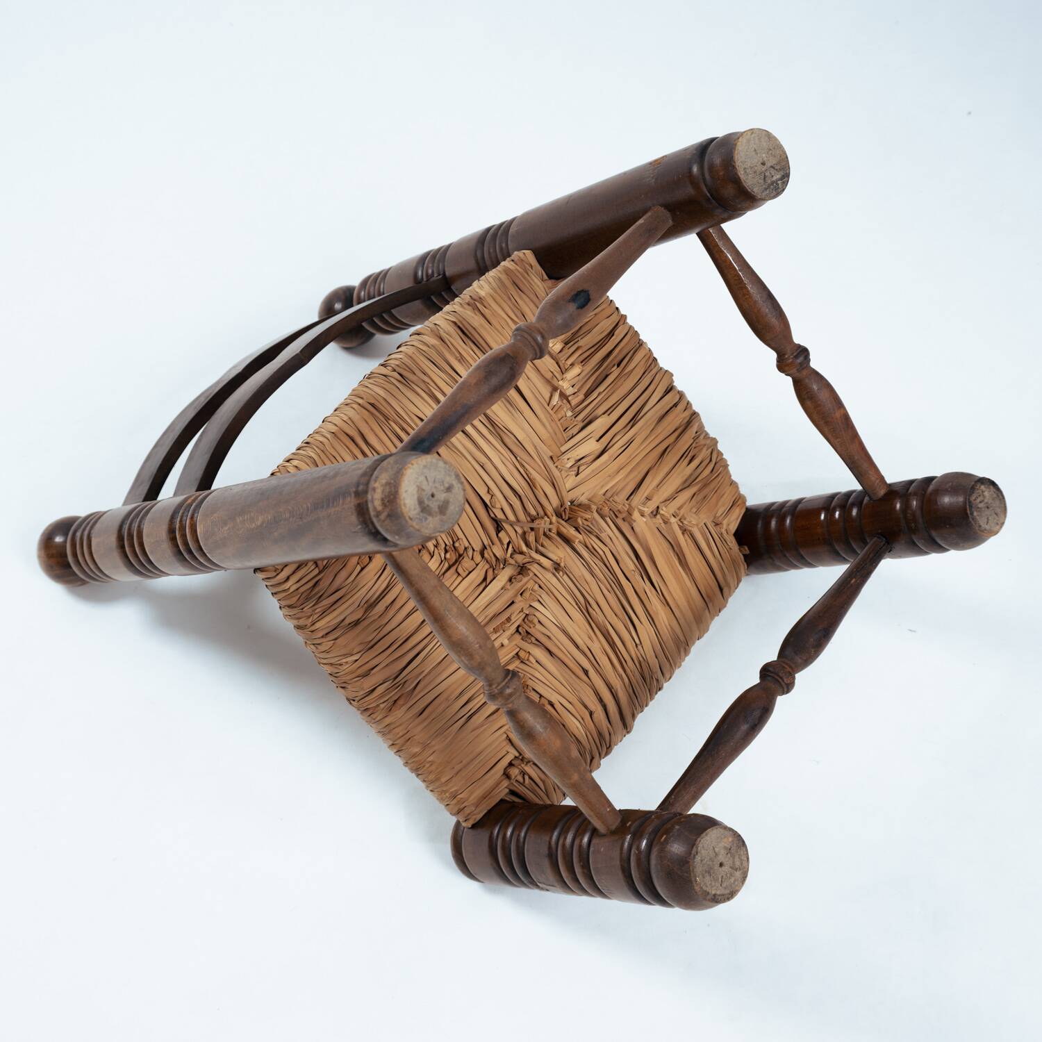 Chaise basse en bois avec assise en paille dans le style de Charles Dudouyt, années 1950