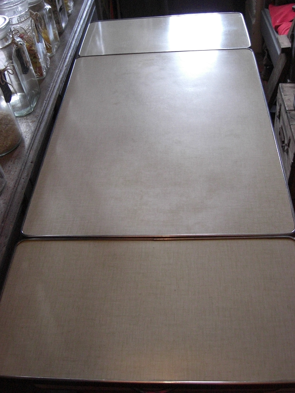 Pivoteau in formica kitchen set