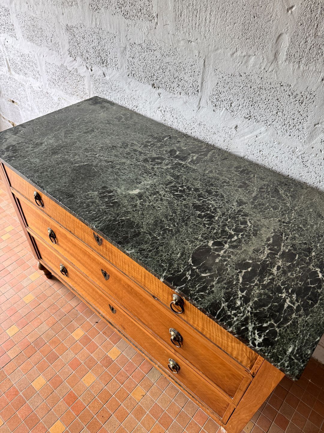 Commode ancienne en noyer