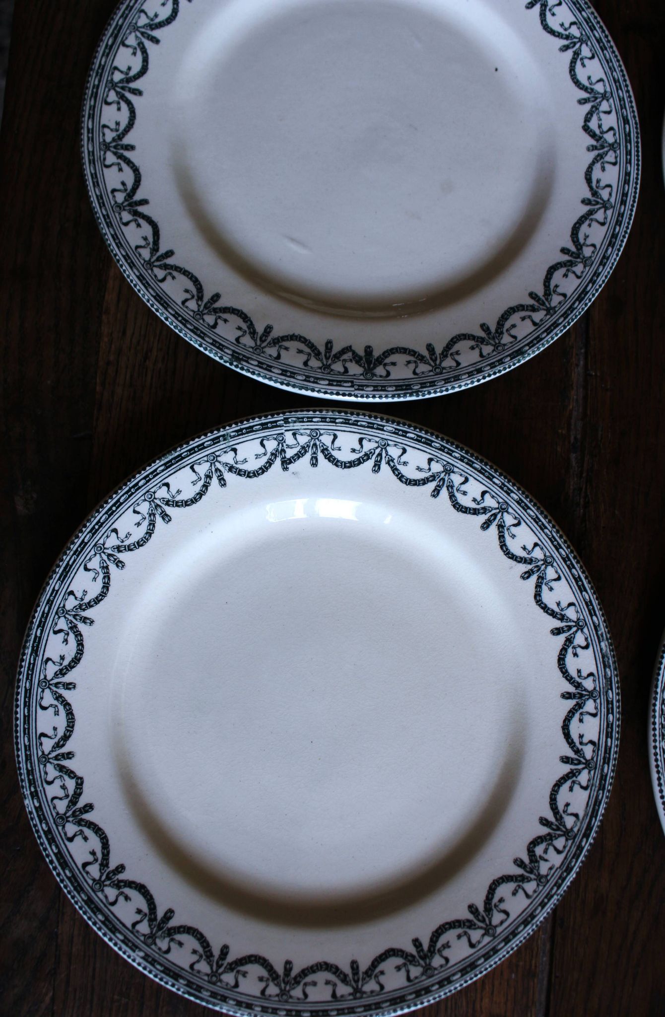 A set of 6 flat plates Terre de Fer Guirlandes Louis XVI Salins