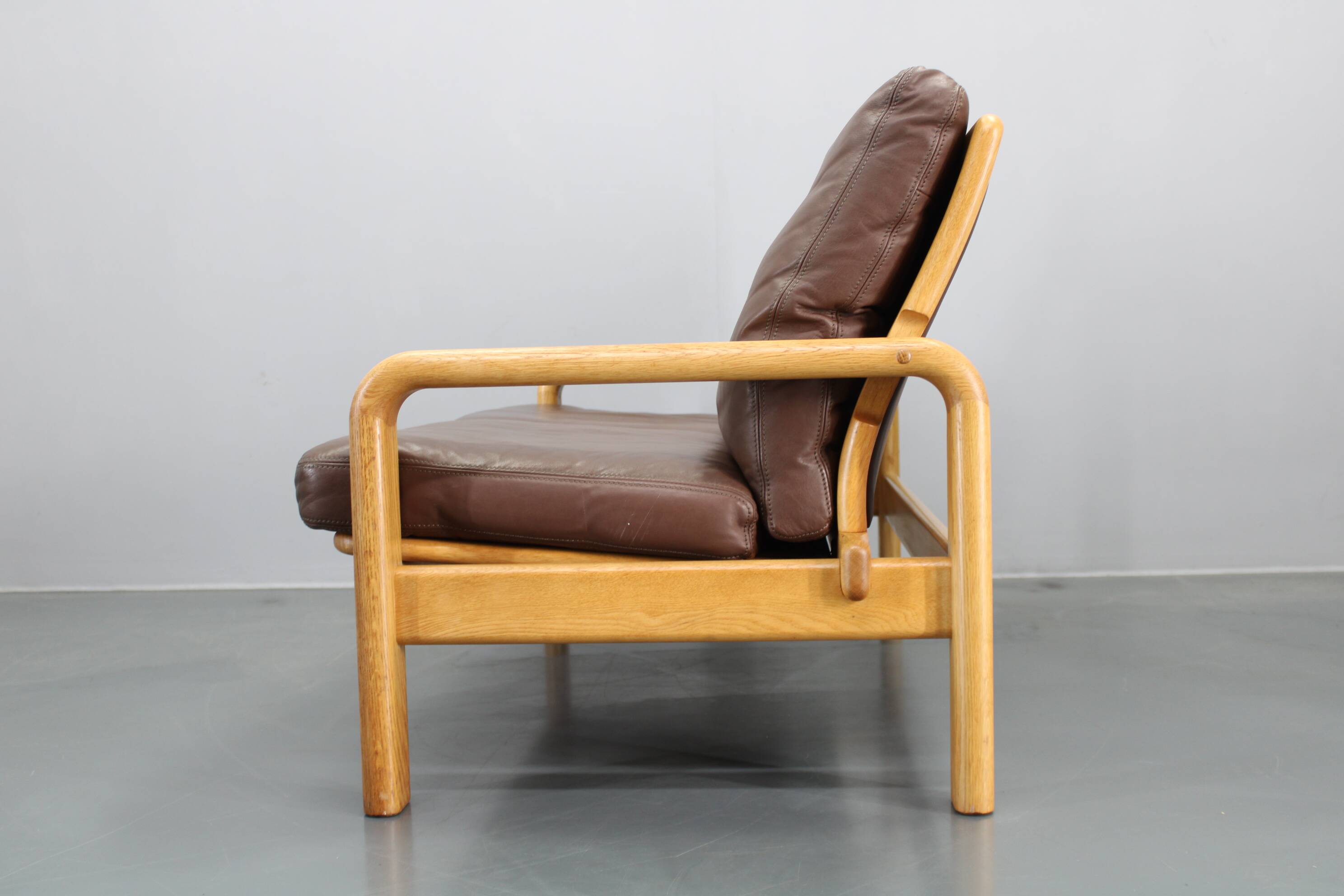 Canapé 2 places L. Olsen & Søn en chêne et cuir des années 1970, Danemark