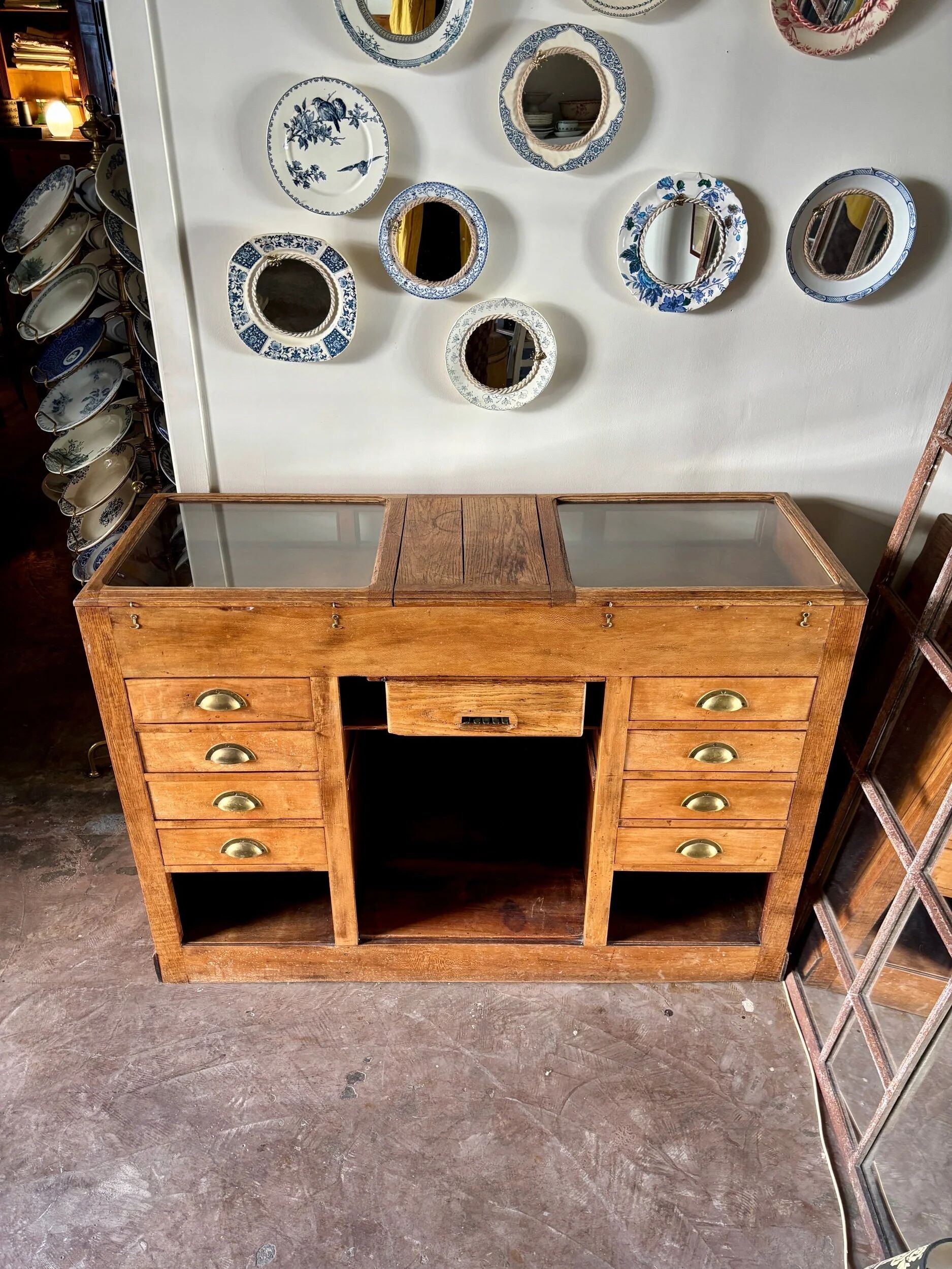 Counter, glass-fronted wooden workbench in dark wood, 8 drawers.
