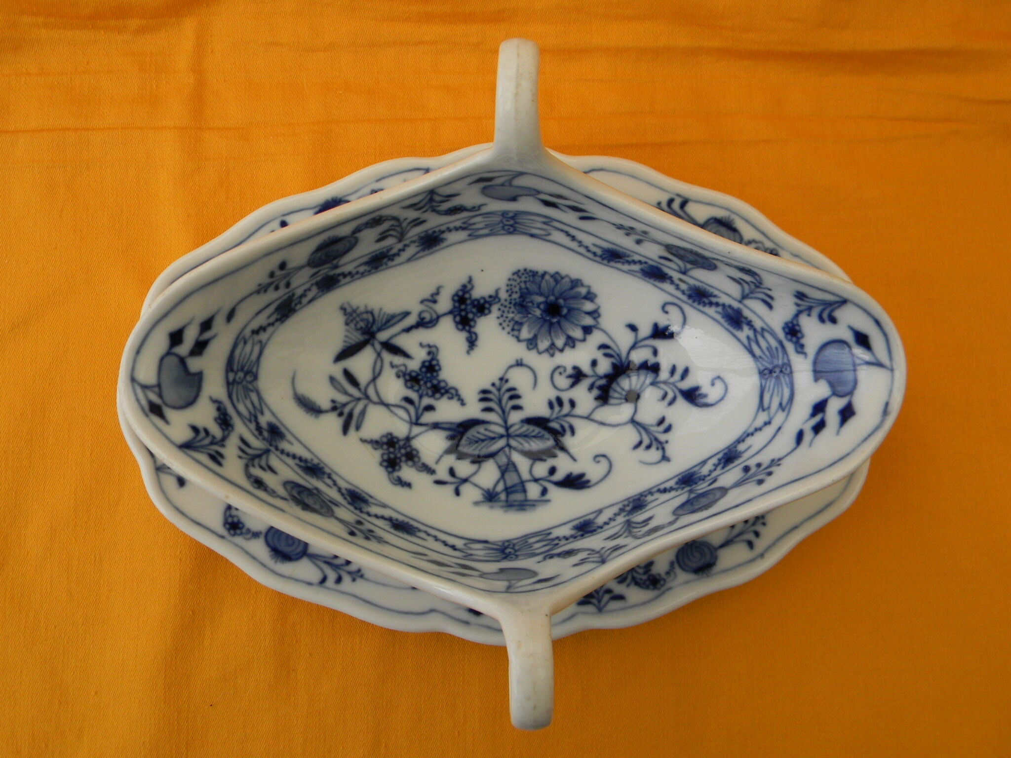 Porcelain saucière germany meissen germany.