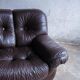 Ensemble de 2 fauteuils de style mid-century en cuir marron foncé.