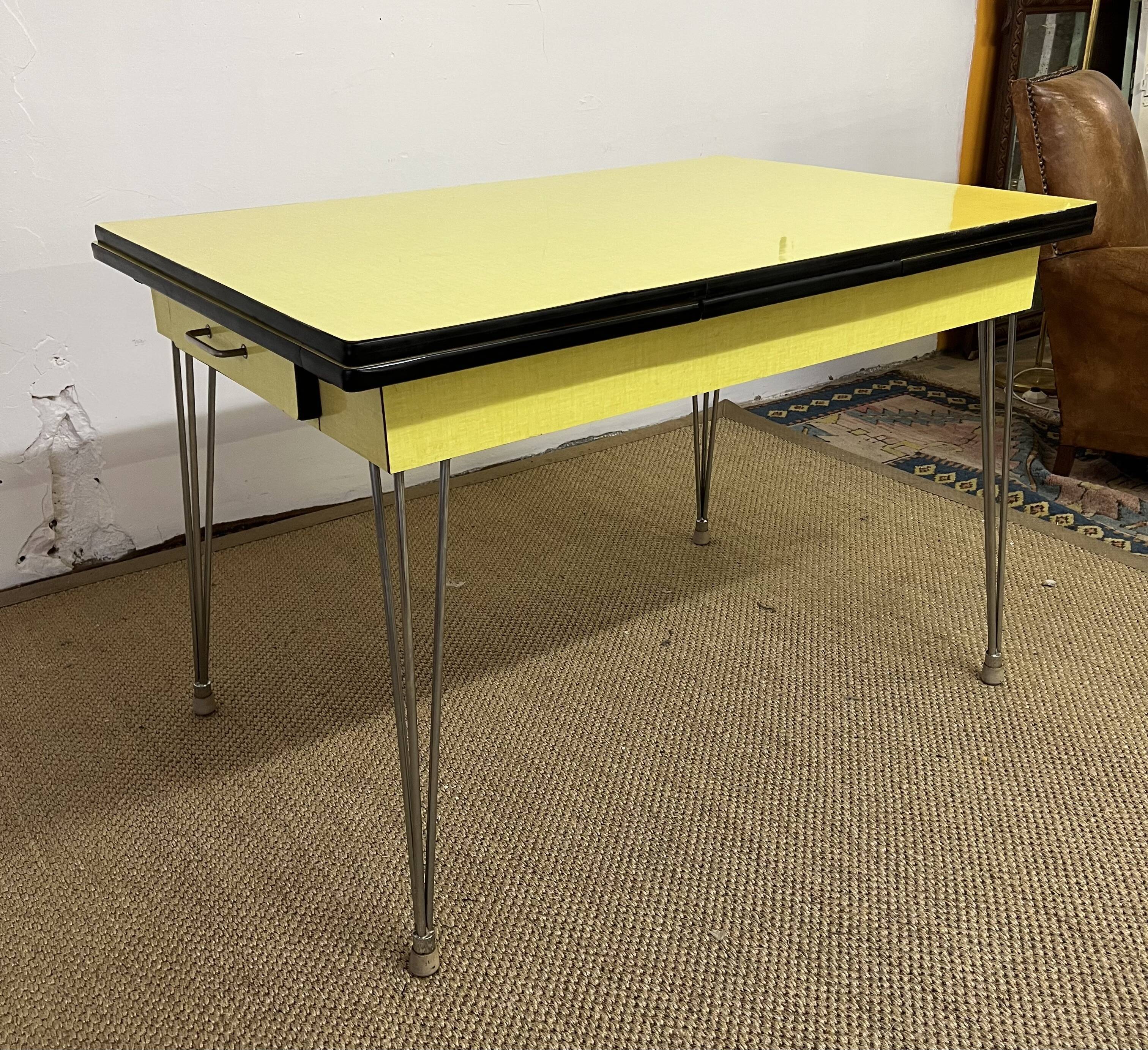 Table in Formica legs Eiffel