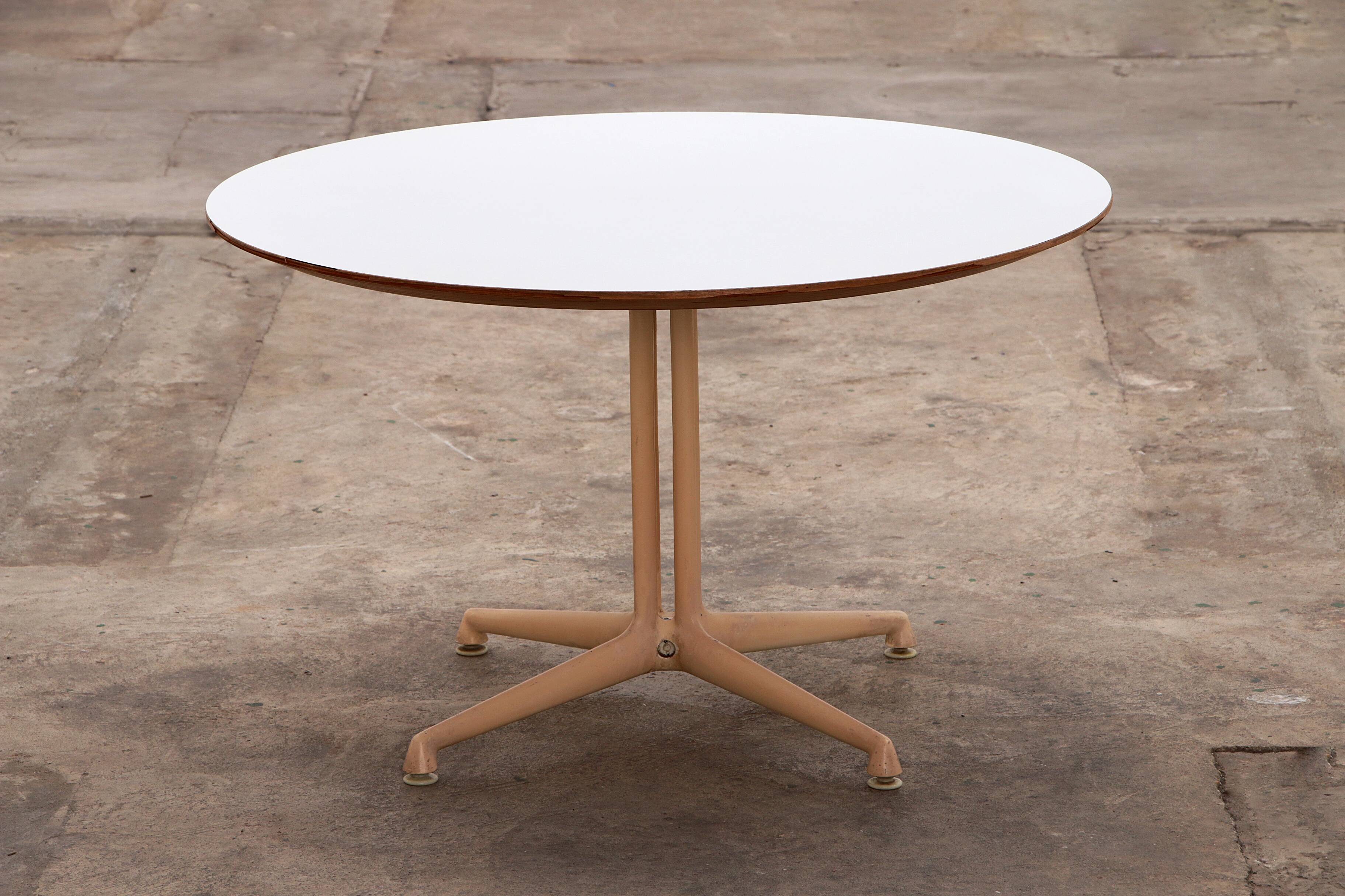 Table basse "La Fonda" de Charles Ray Eames avec base en métal, 1955