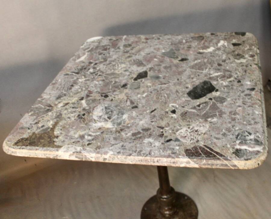 Paire De Tables De Bistrot Piètement Fonte Dessus Marbre