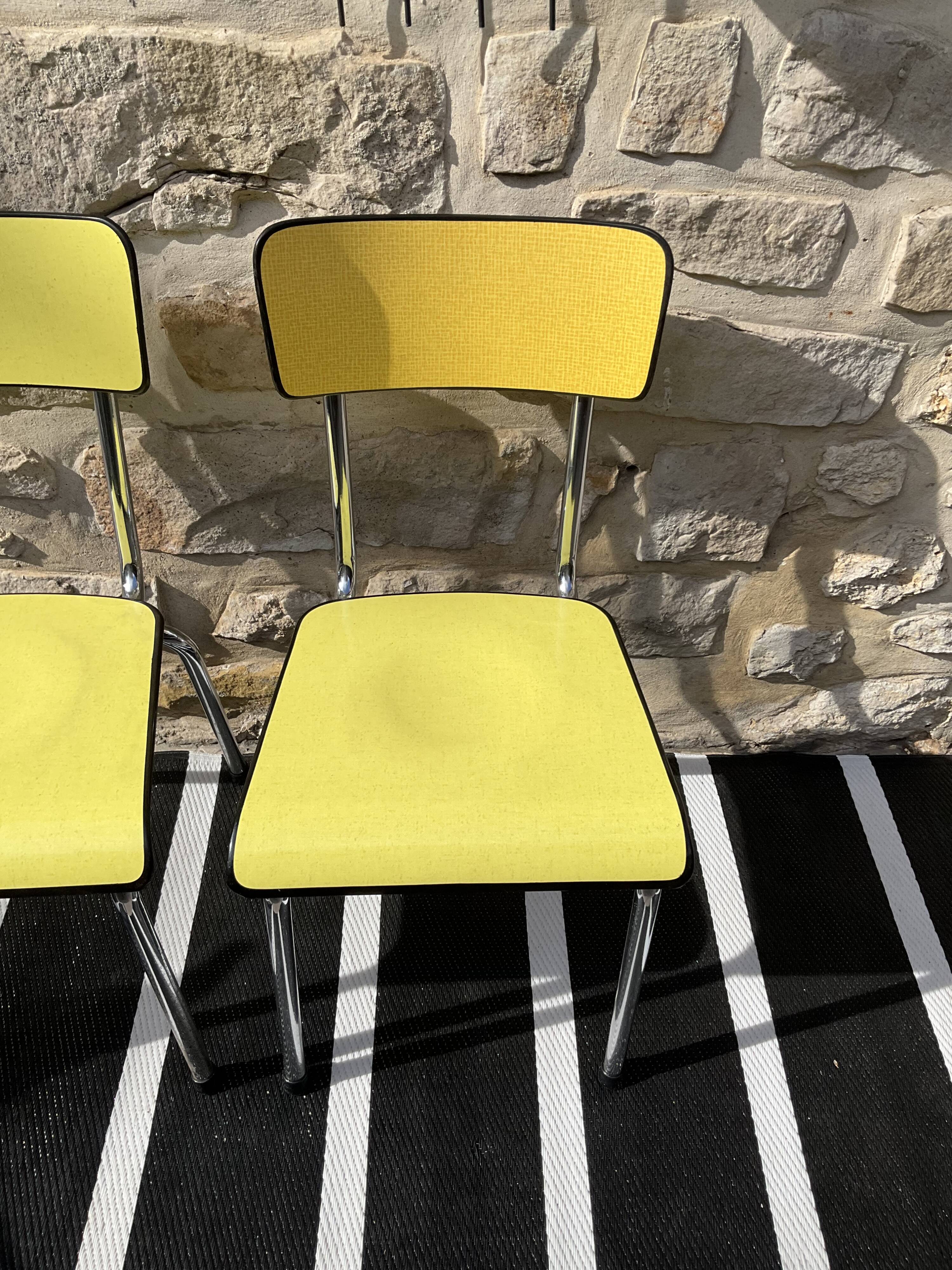 Paire de chaises formica jaune tubauto