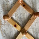 Extendable accordion coat rack in light wood