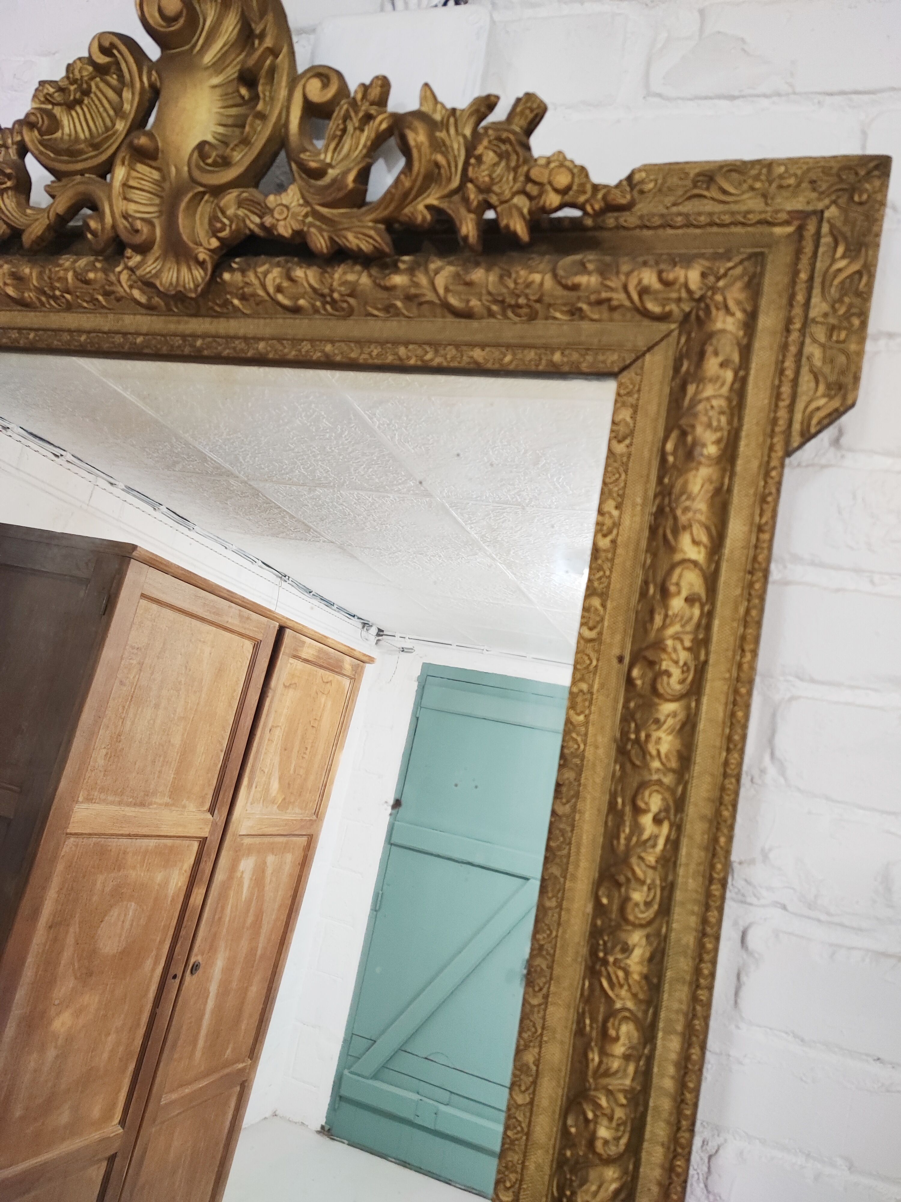 Miroir doré antique fronton coquille, 130x80 cm