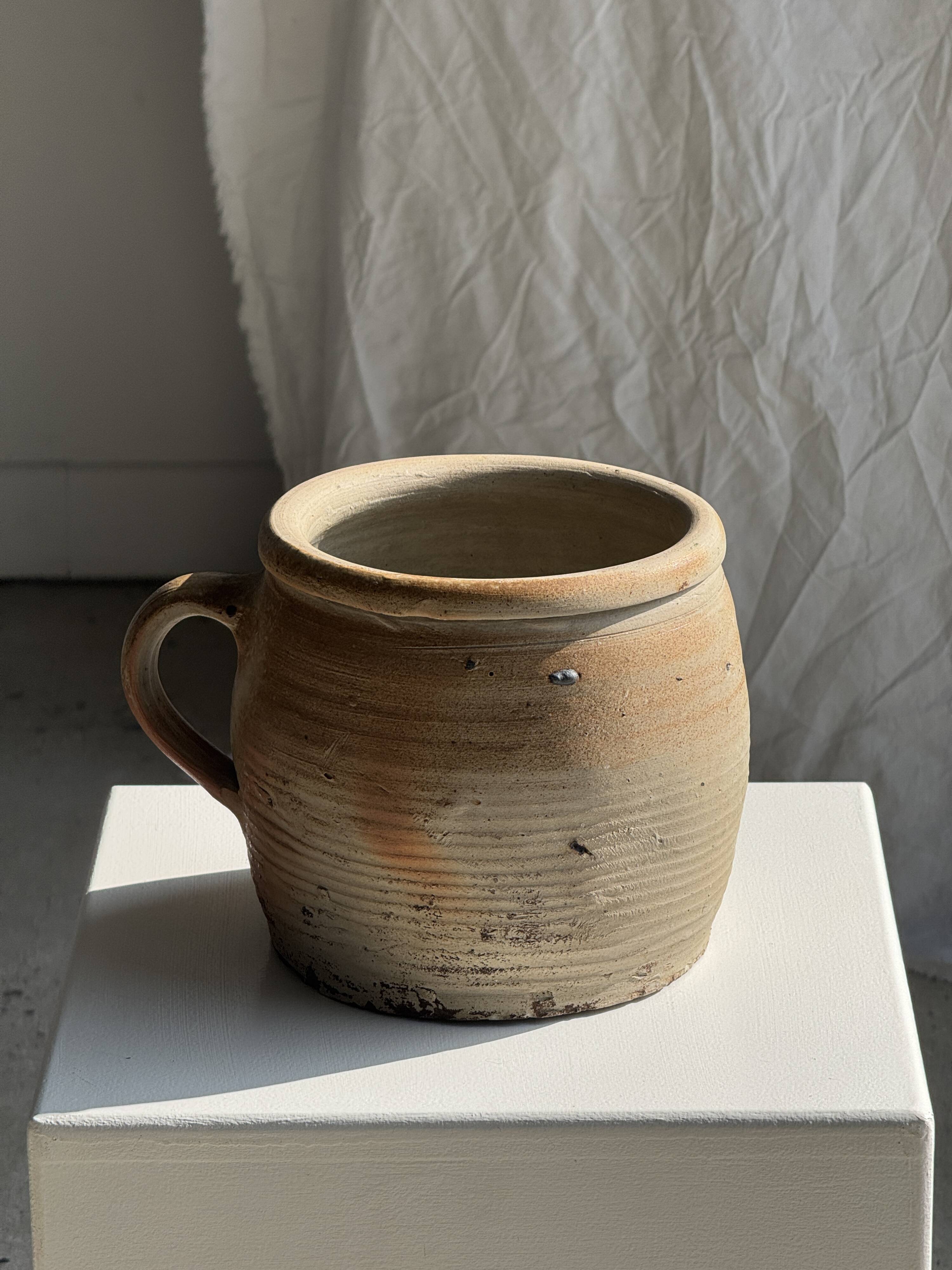 Large stoneware pot with ribbed handle H16