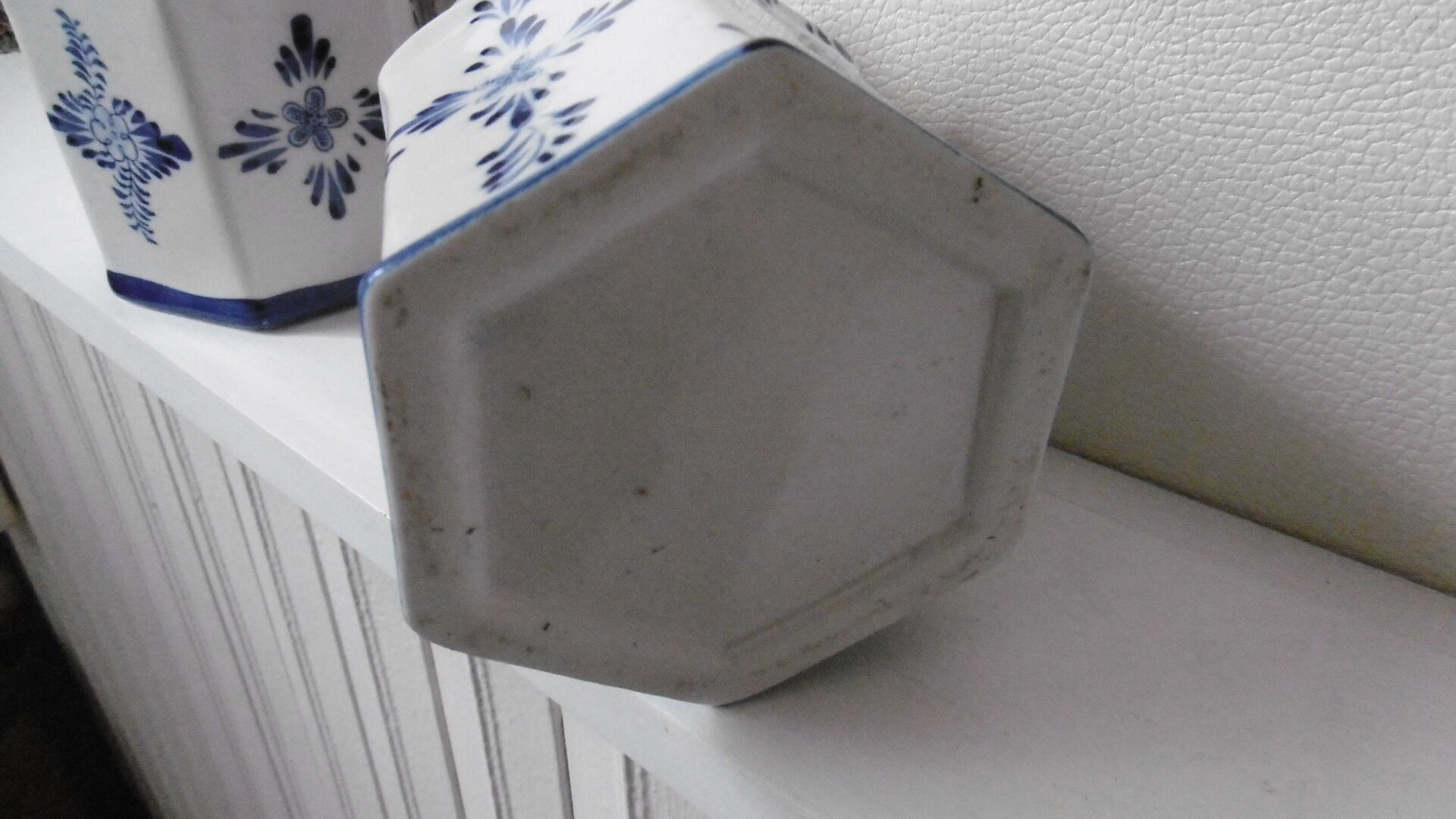 Pair of hexagonal pots old white deft décor