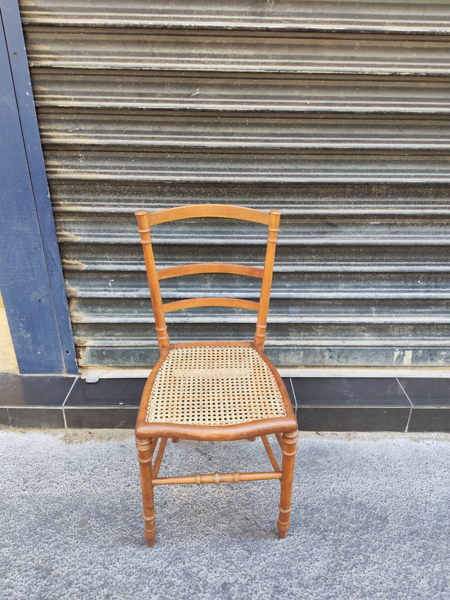 Chaise ancienne en bois et canage