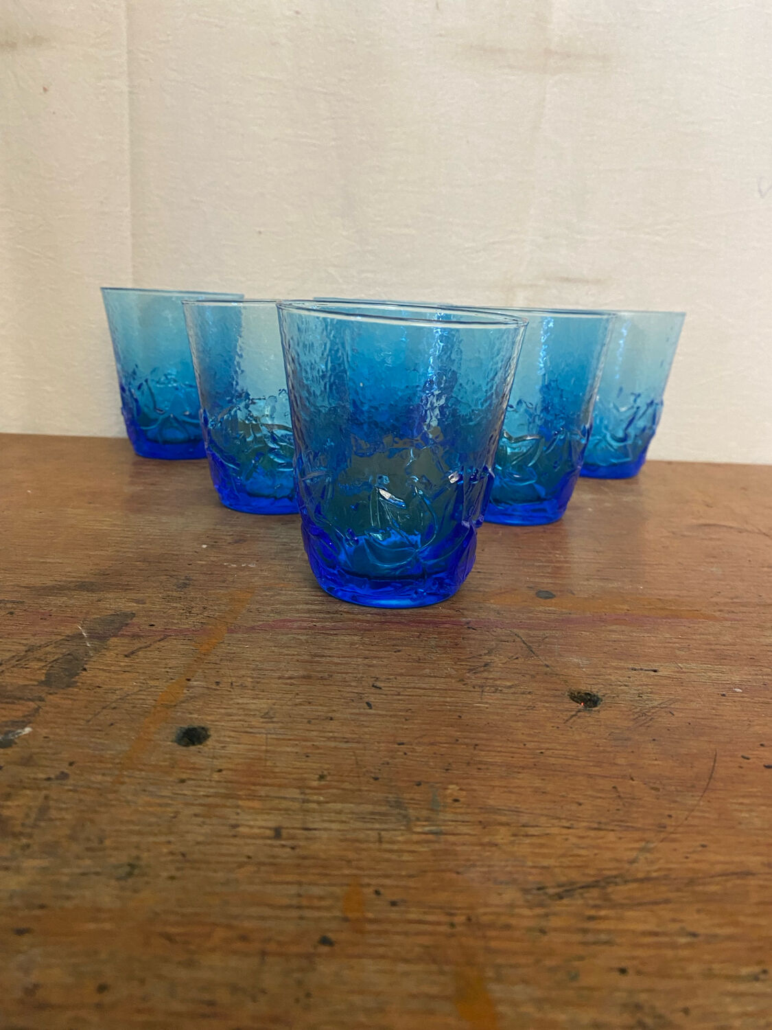 Série de 6 verres à jus verre moulé bleu décor feuilles vintage