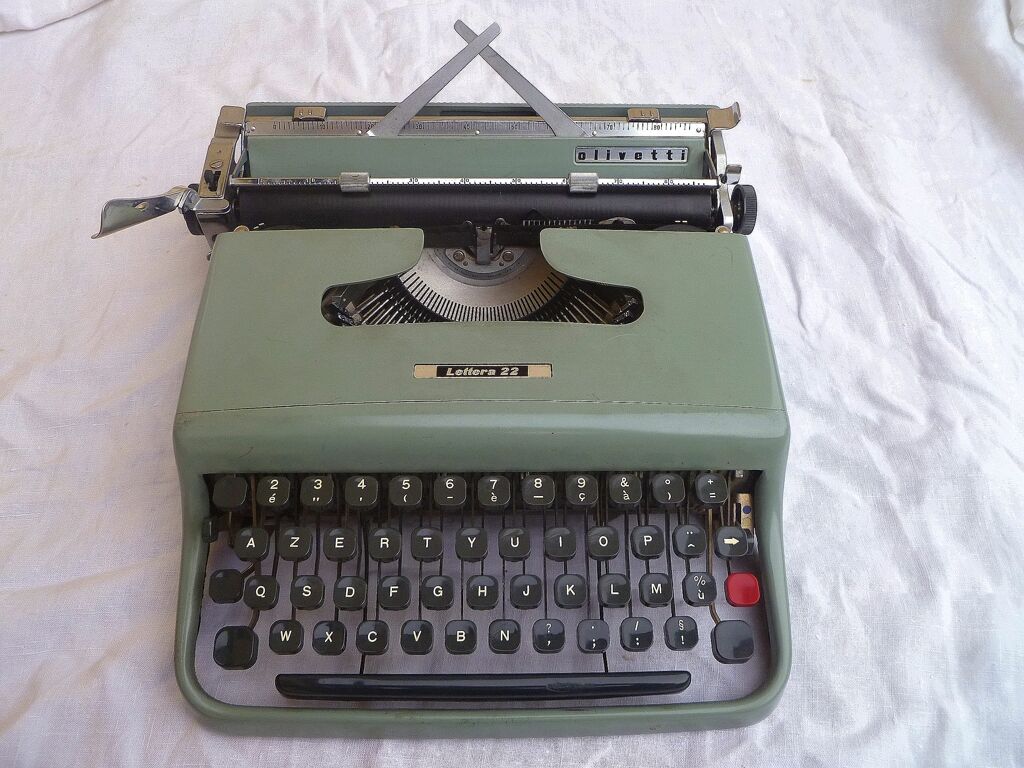 Typewriter Olivetti Lettera 22